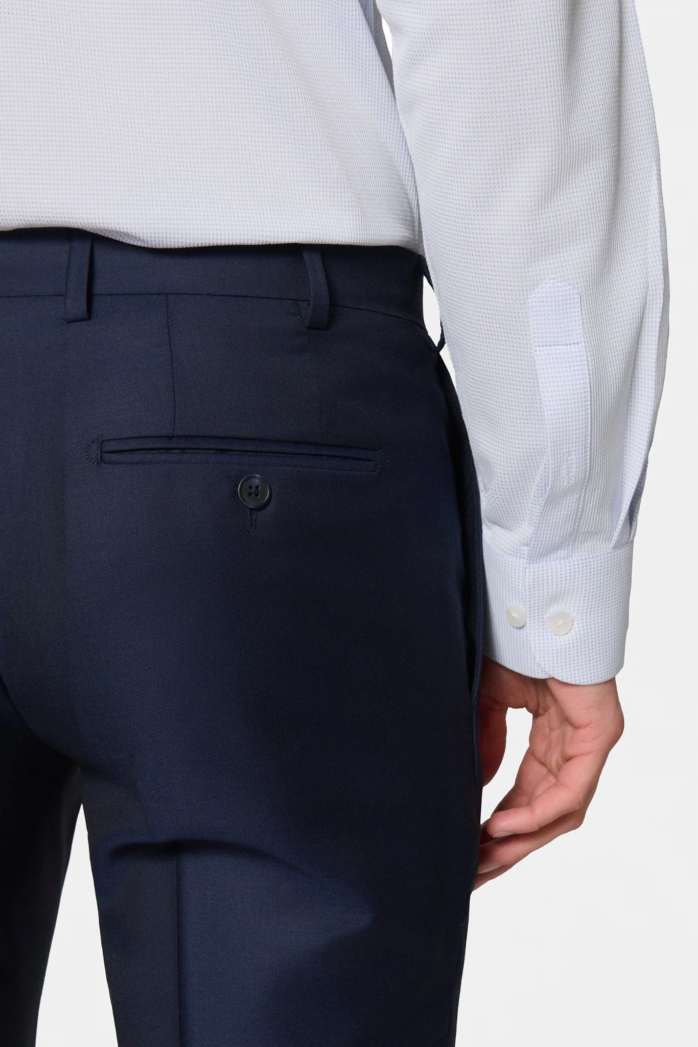 Costume en sergé pure laine de la Maison italienne Zegna Jerem, poches italiennes, poche poitrine