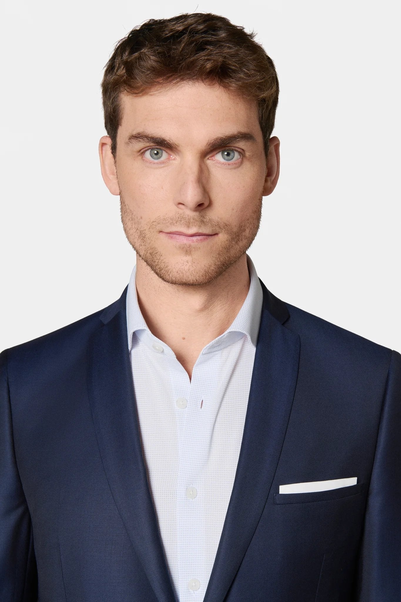 Sergé pure laine de la Maison italienne Zegna — Costume Jerem, intérieur semi-doublé, ceinture sartoriale