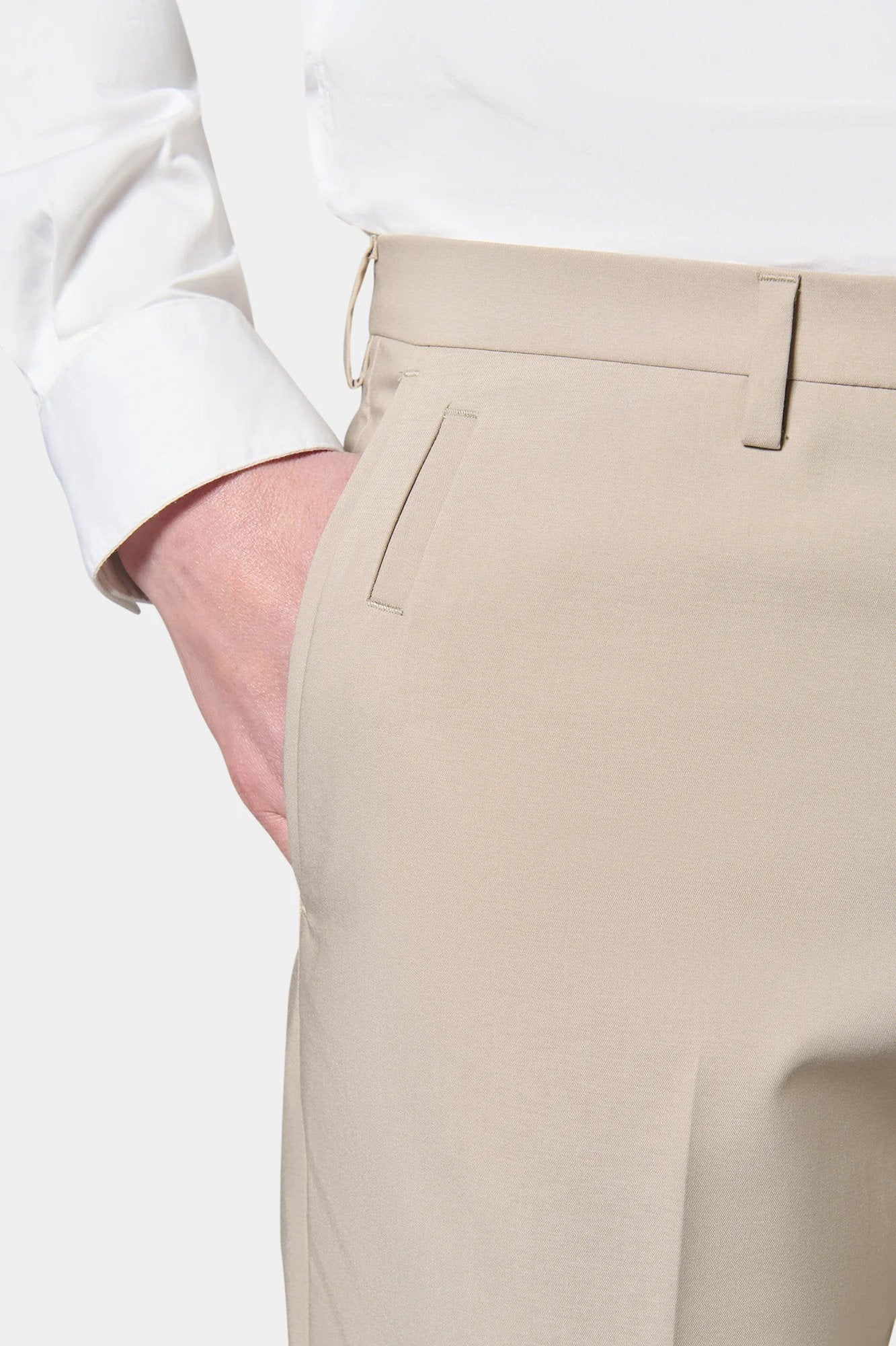 Pantalon de costume ajusté, sergé technique stretch Jerem, intérieur semi-doublé, ceinture sartoriale stretch, coloris écru