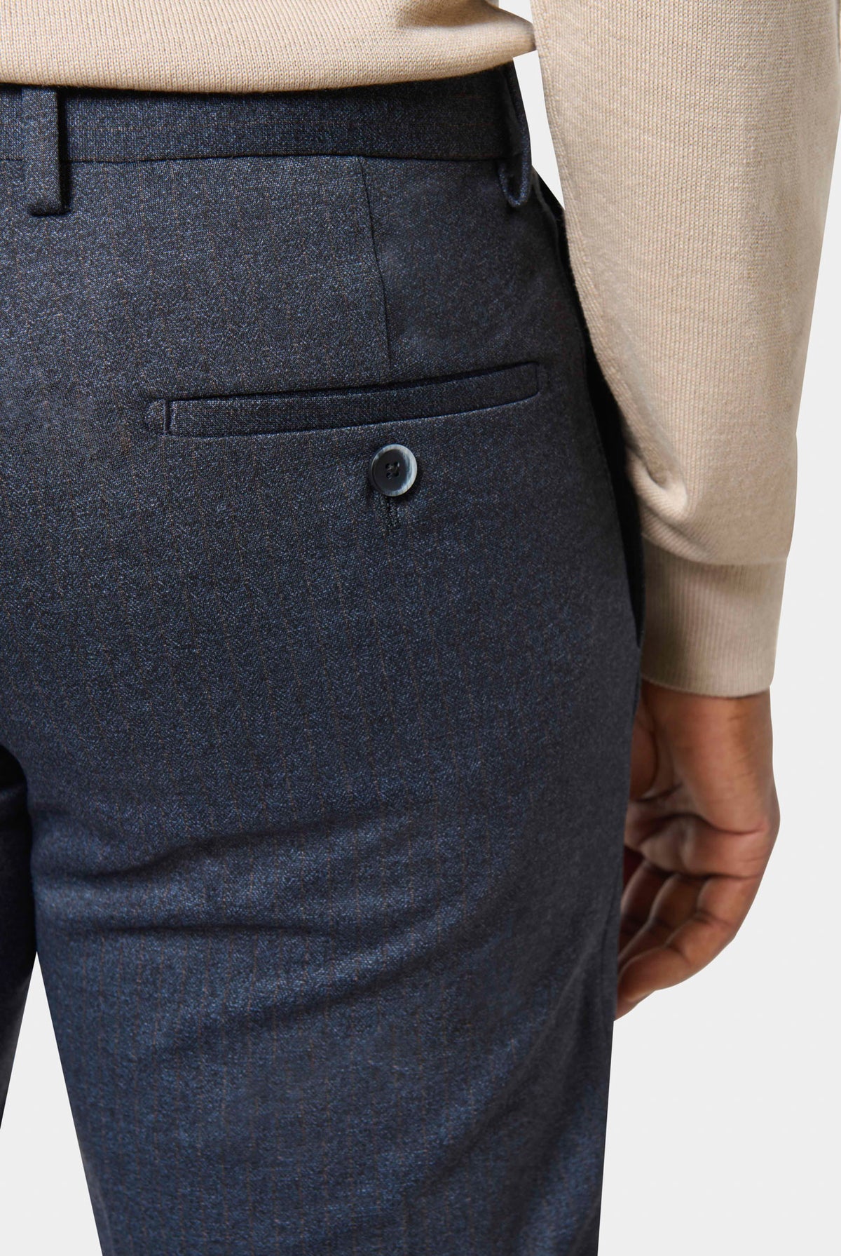 Pantalon de costume ajusté en maille à rayures chevron Jerem Paris, vue de face