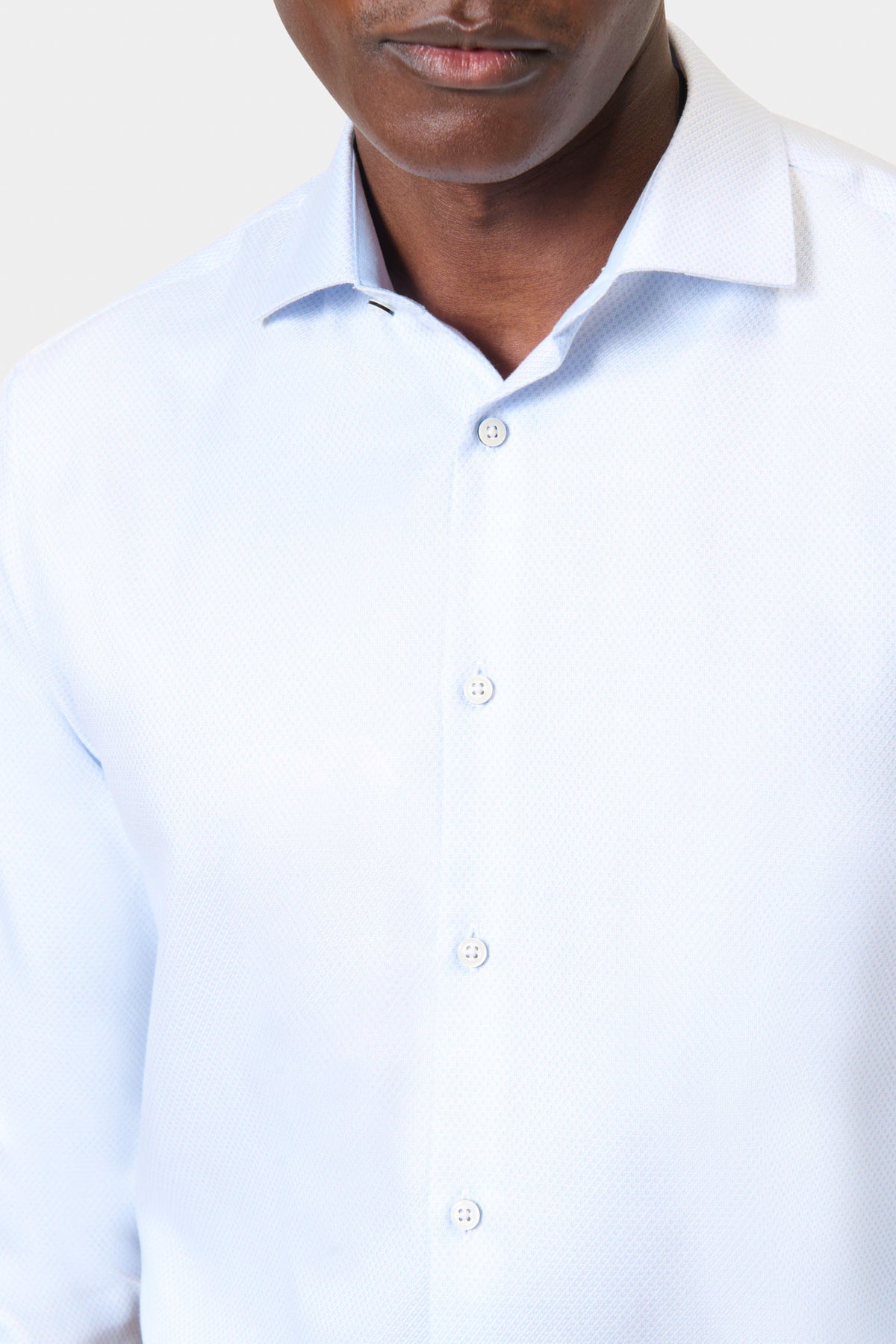 Chemise ajustée bleue en coton repassage facile Jerem Paris, vue de dos