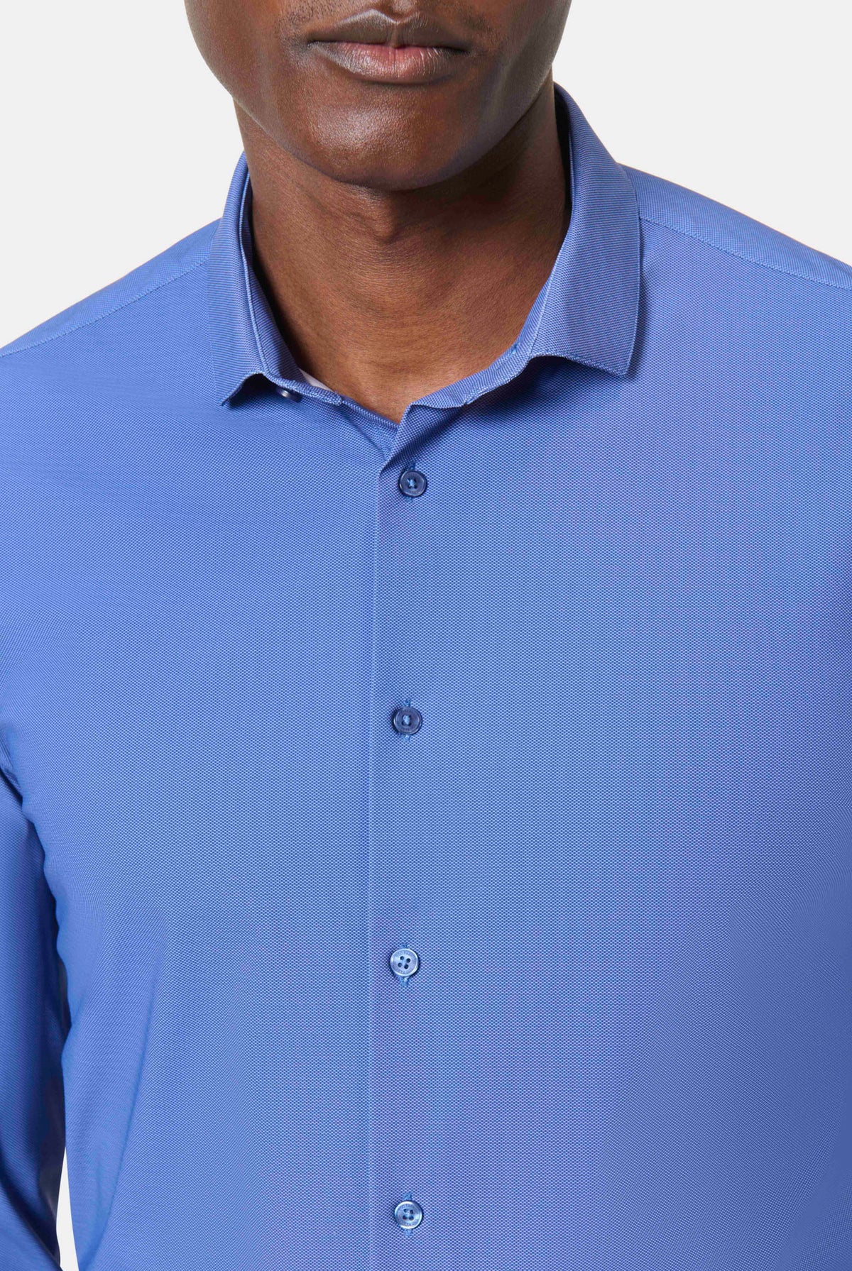 Chemise à pois en matière stretch infroissable Slim fit — vue de face