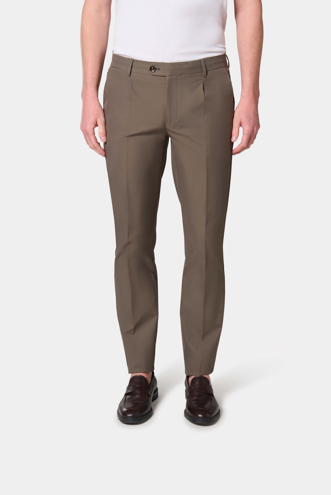 Gabardine technique — Pantalon classique à pince Jerem, poches italiennes, coupe droite, coloris brun
