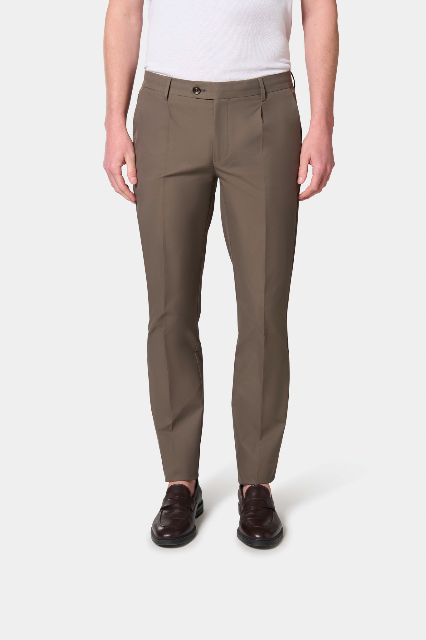 Gabardine technique — Pantalon classique à pince Jerem, poches italiennes, coupe droite, coloris brun