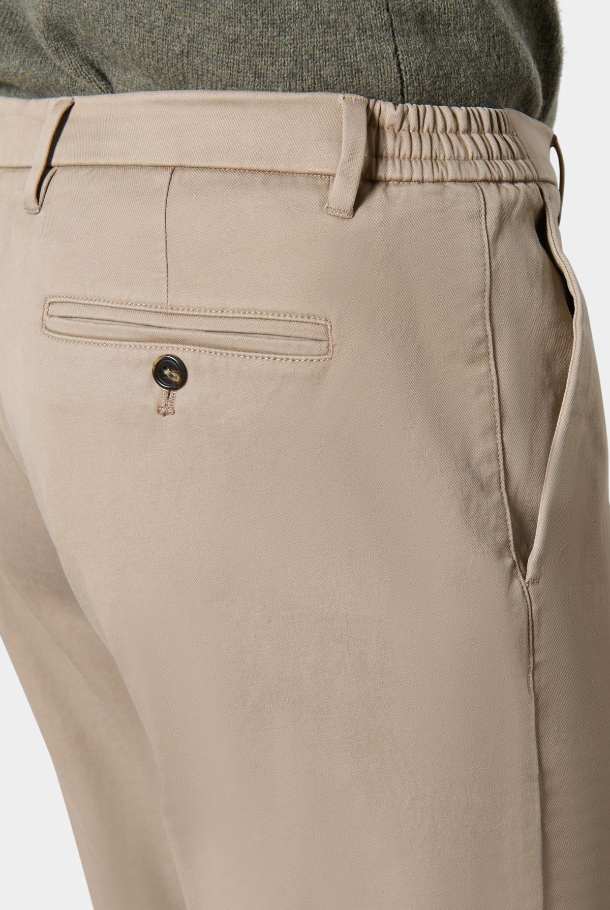 Pantalon à pinces beige Jerem — détail de la taille semi-élastiquée et de la poche passepoilée