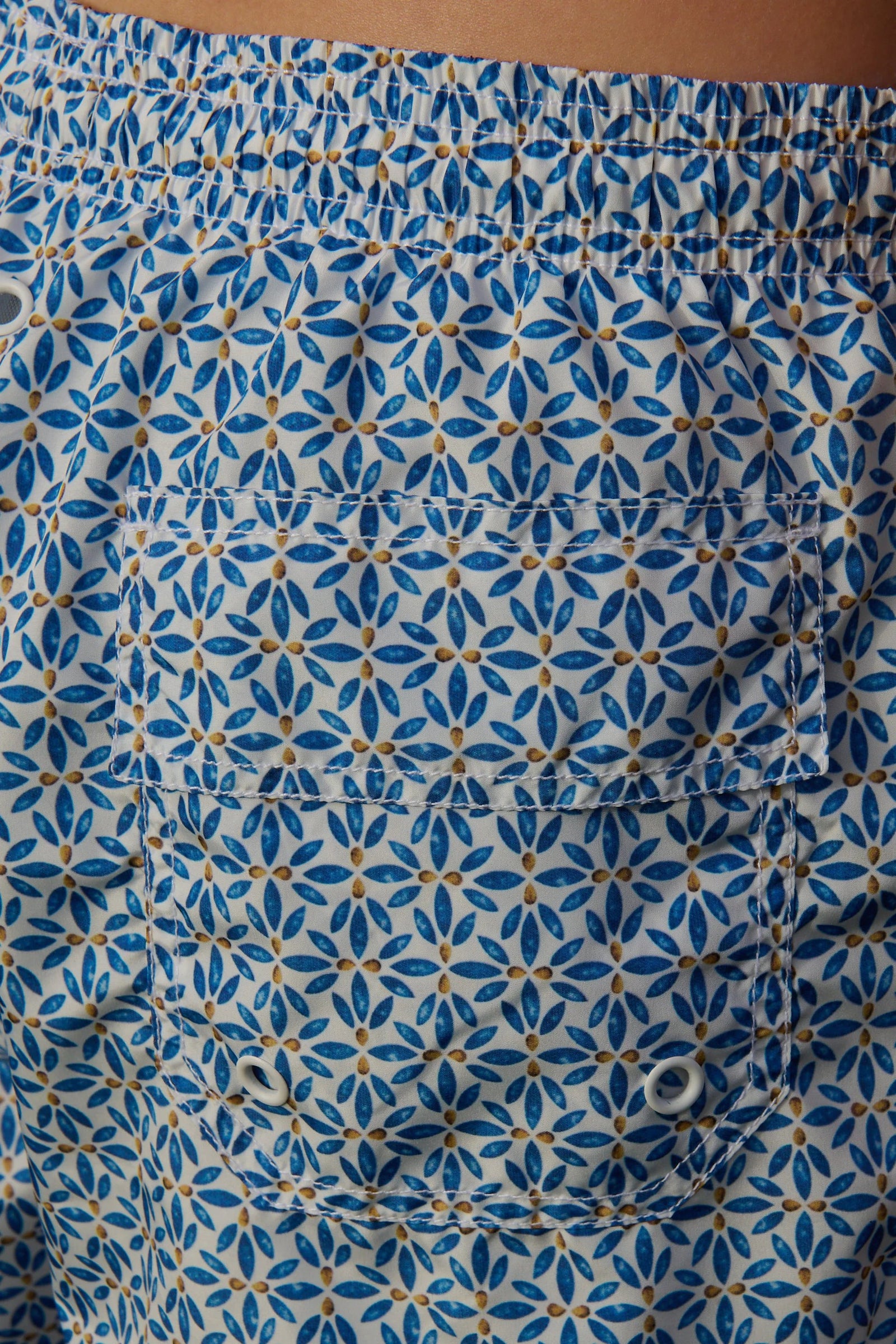 Maillot de bain à imprimé géométrique bleu ciel Jerem — détail du motif