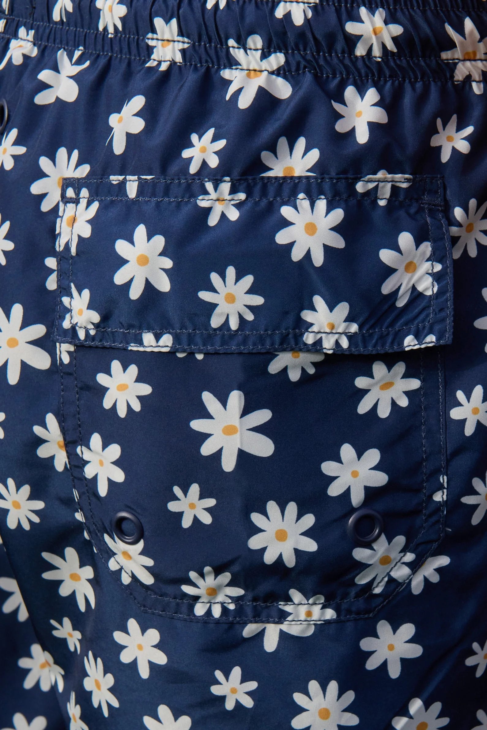 Maillot de bain à imprimé fleuri Jerem — détail du motif et poche arrière