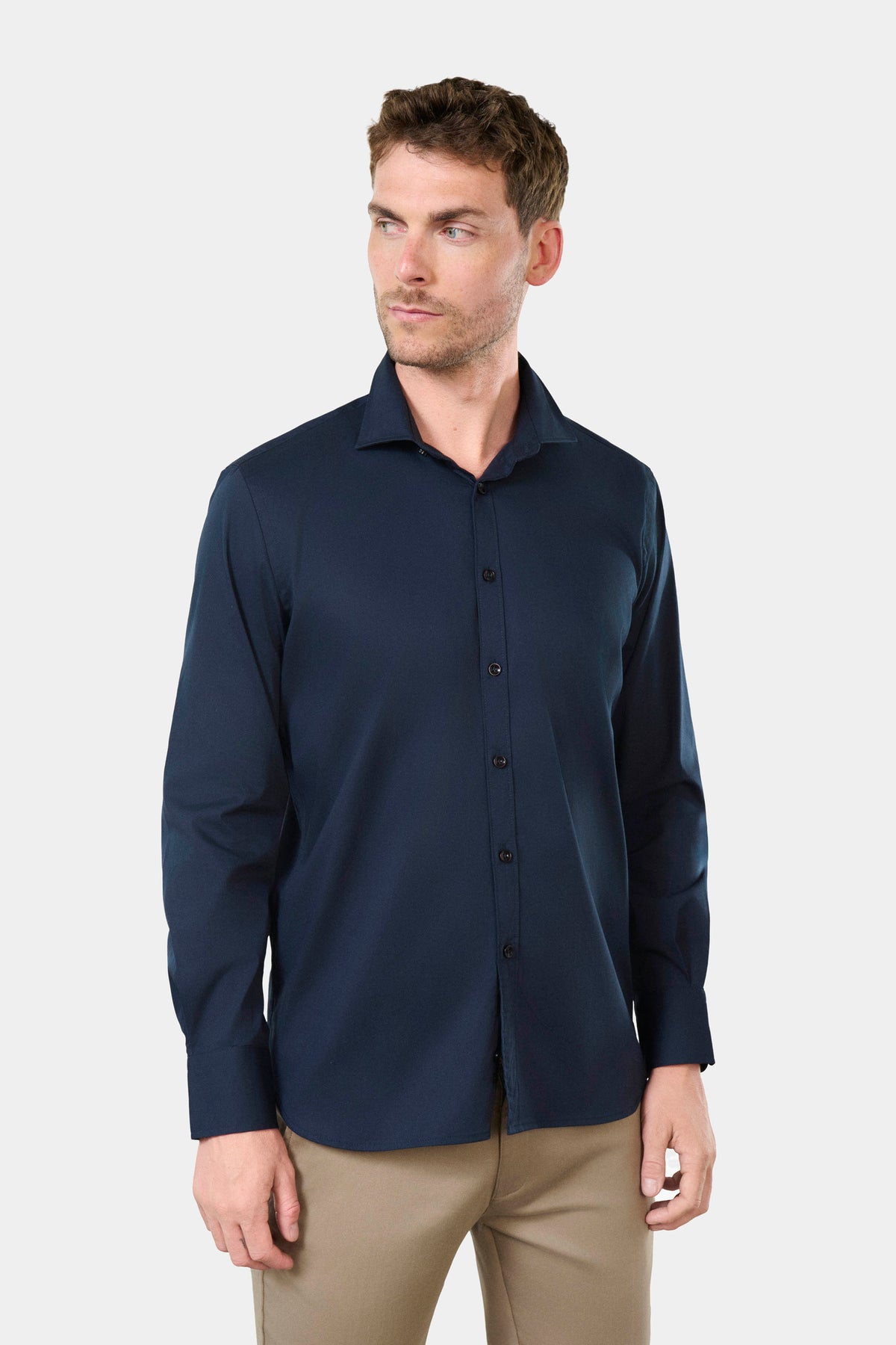 Camisa de popelina elástica con cuello semiitaliano y corte cómodo de Jerem, cuello semiitaliano, corte cómodo