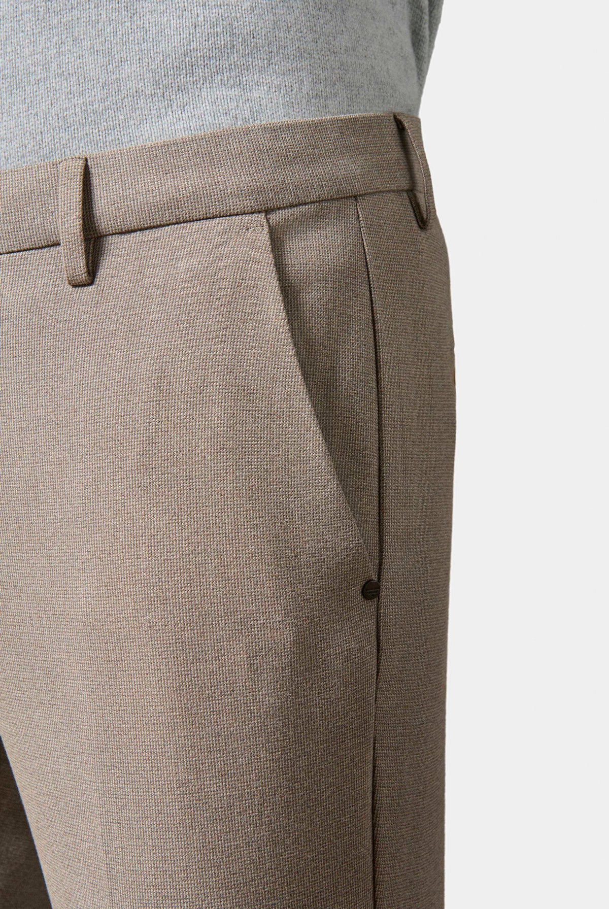 Pantalón minimalista, sarga elástica falso liso Jerem, cinturilla sastre, bolsillos italianos
