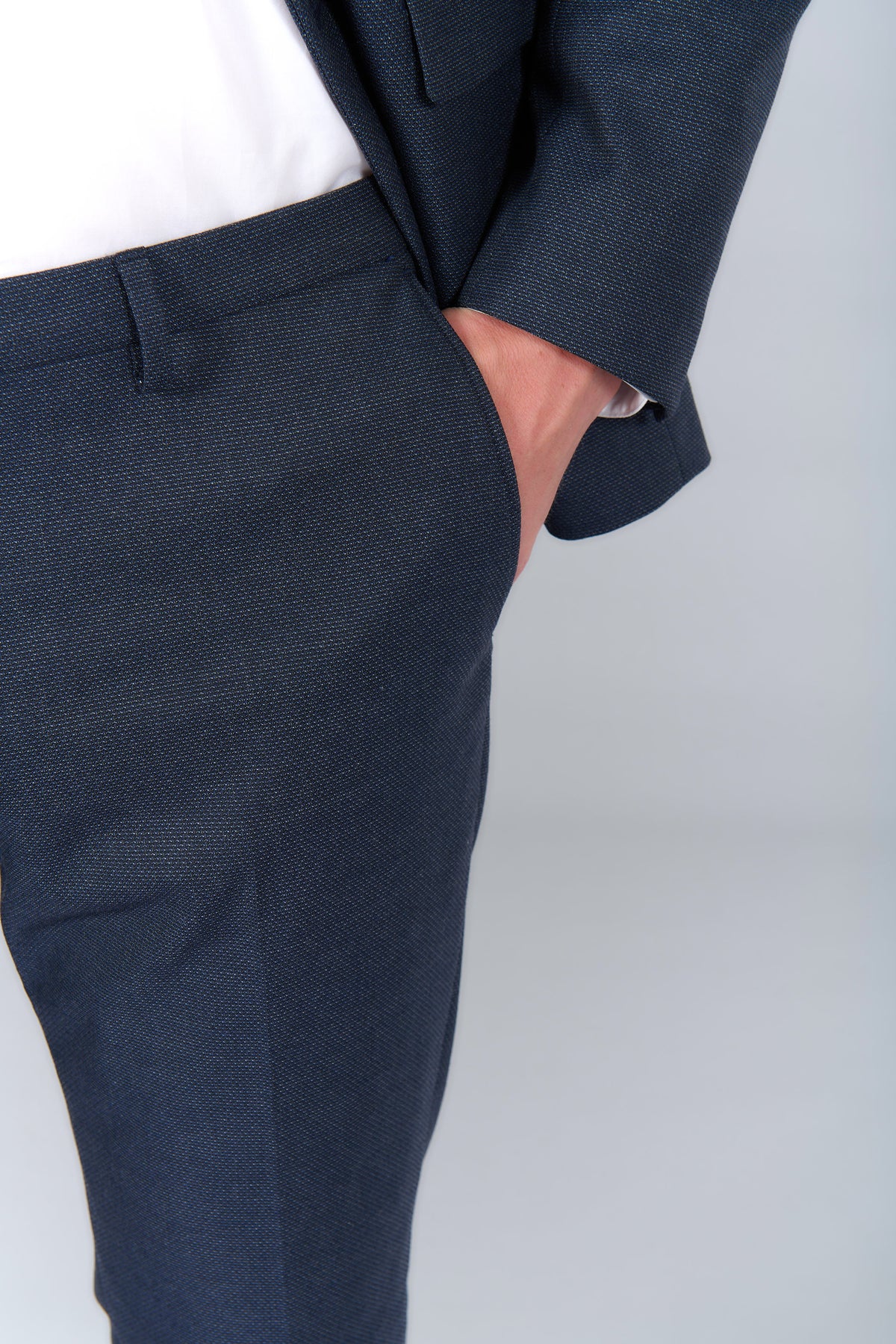 Pantalon de costume ajusté et stretch motif subtile Jerem, intérieur semi-doublé, ceinture sartoriale stretch