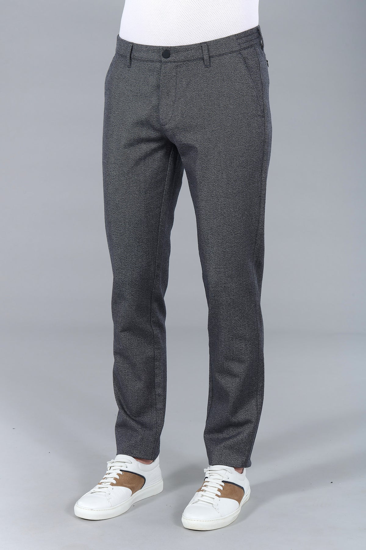 Pantalon élastiqué en sergé chiné de coton stretch Jerem, poches italiennes