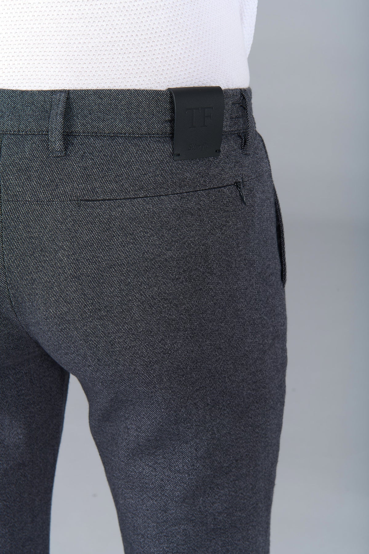 Pantalon élastiqué en sergé chiné de coton stretch Jerem, poches italiennes vue 5