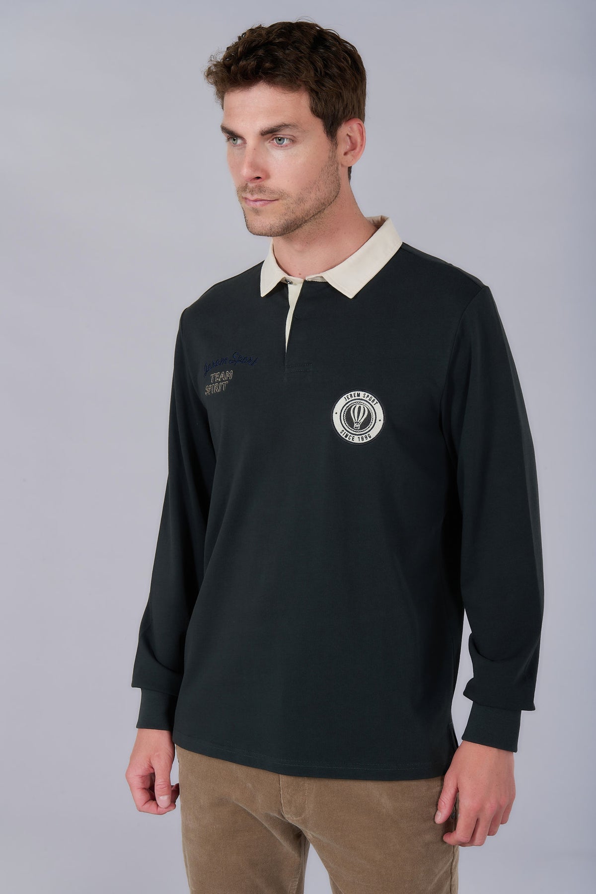 Polo rubby con escudo bordado de Jerem, cuello clásico vista 6