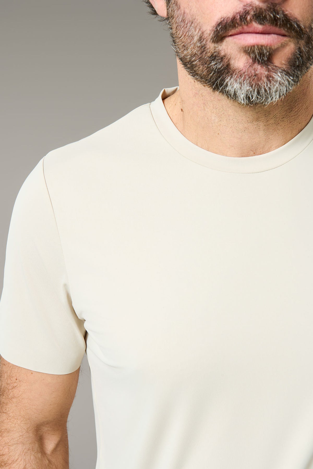 Camiseta, tejido técnico de manga corta con acabados termosellados, línea activewear Thery Jerem, corte cómodo, manga corta