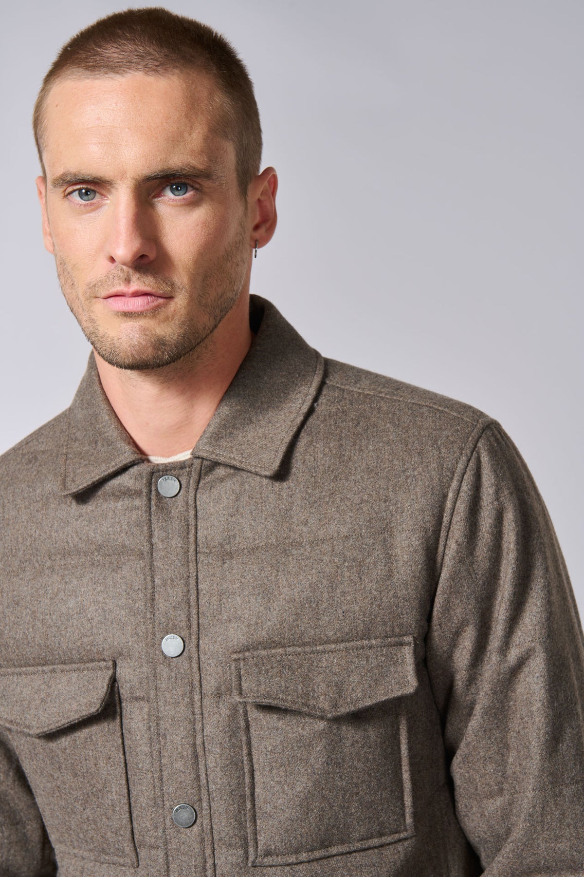 Veste matelassée en drap de laine recyclée Jerem, poches plaquées surpiquées, col chemise