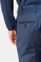 Pantalon de costume lavable en laine vierge stretch — porté