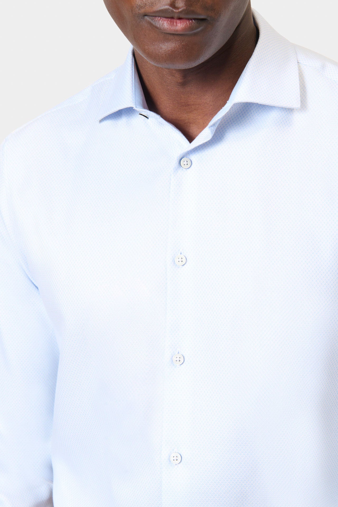 Chemise ajustée bleue en coton repassage facile Jerem Paris, vue de dos
