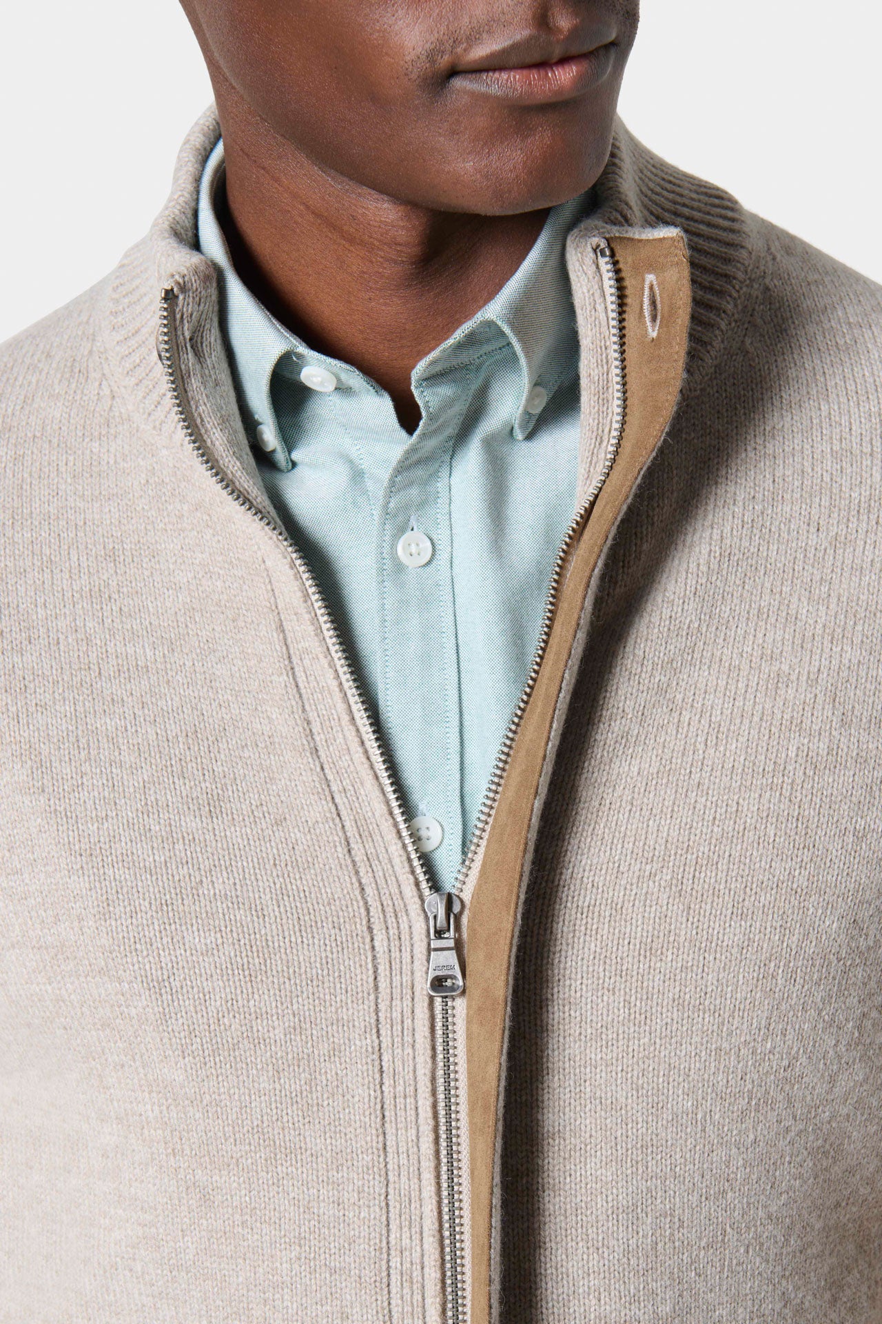 Gilet zippé col montant en maille de laine Jerem Paris, porté