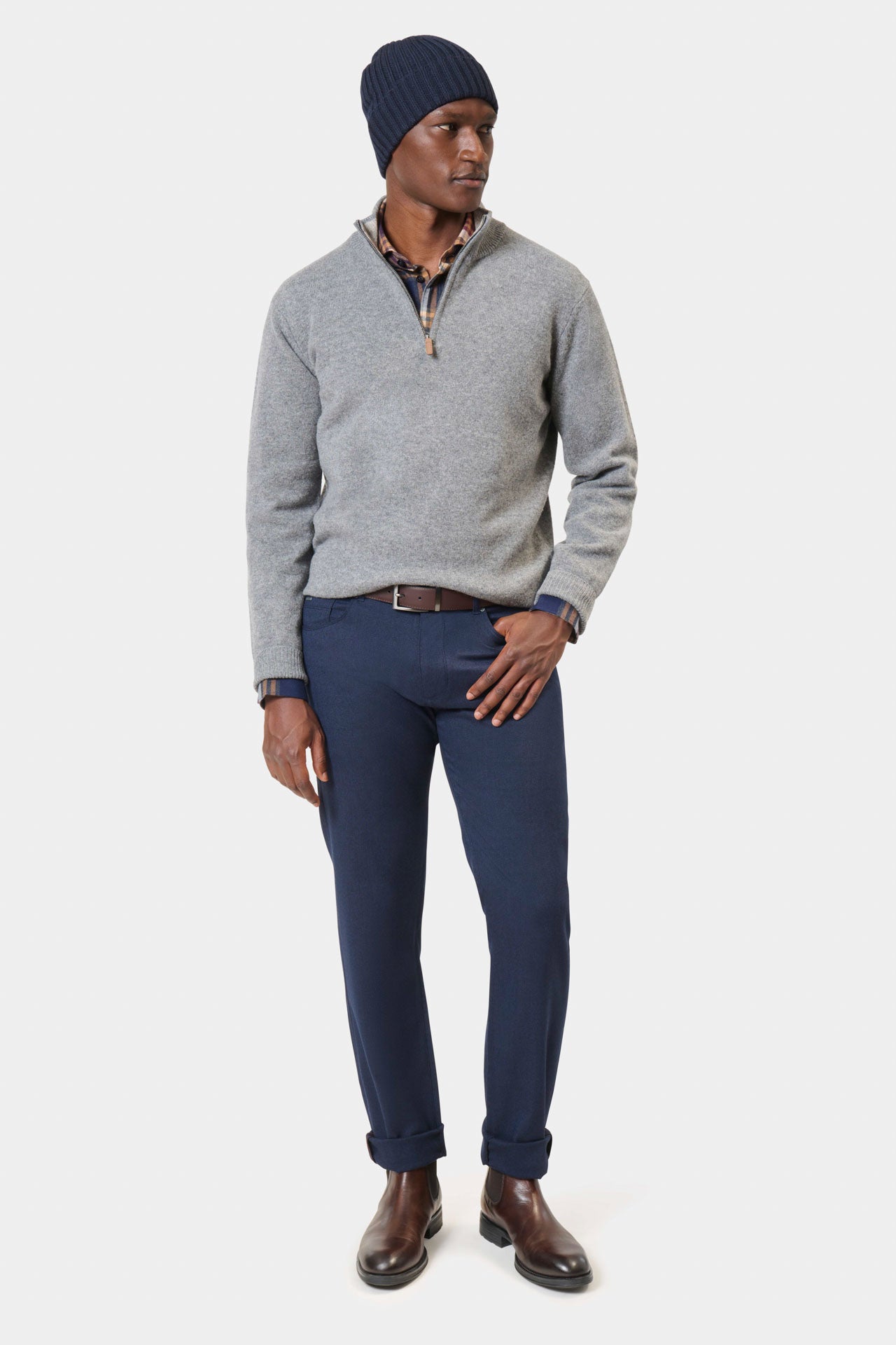 Pull col camionneur Numar — détail des poches
