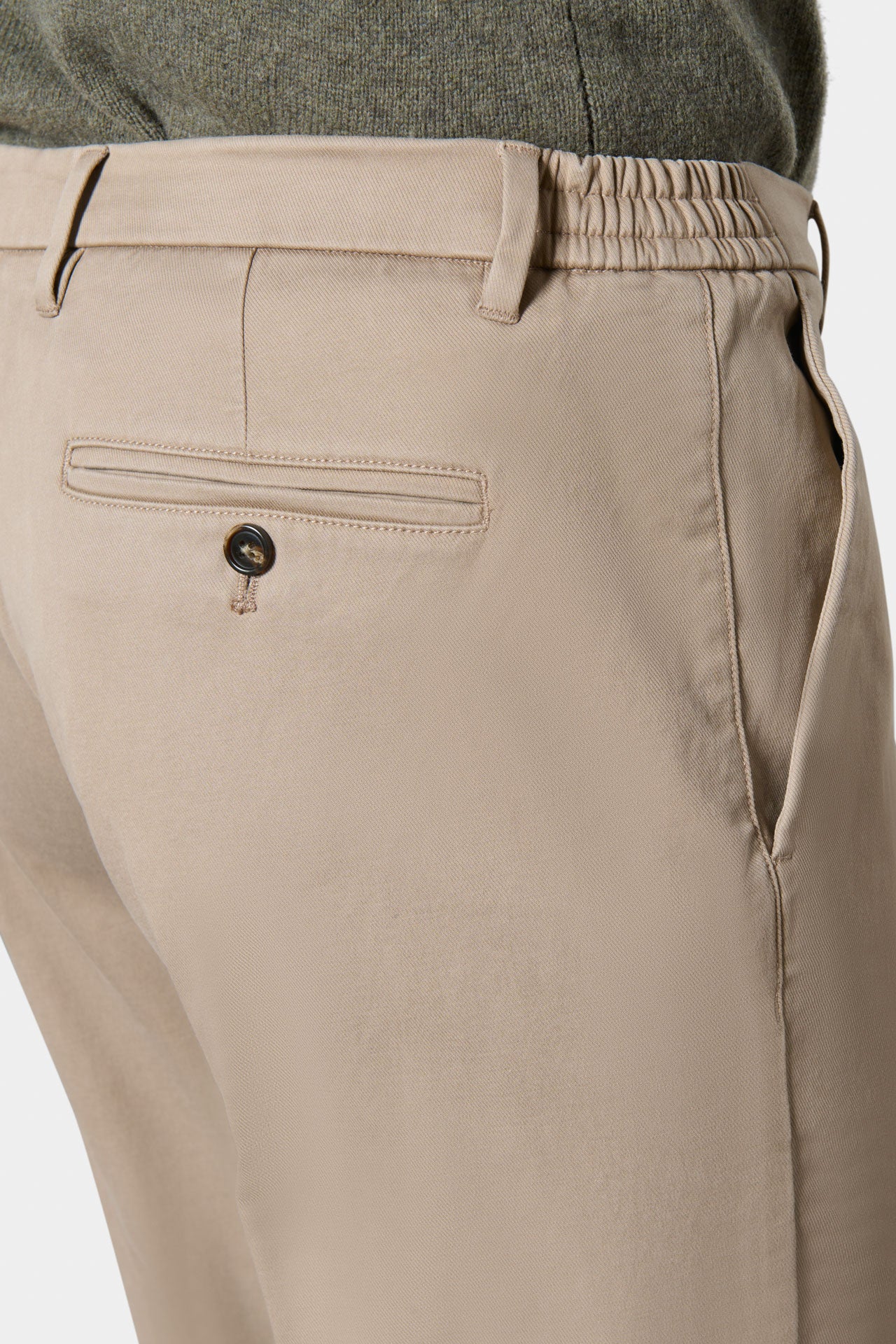 Pantalon à pinces beige Jerem — détail de la taille semi-élastiquée et de la poche passepoilée