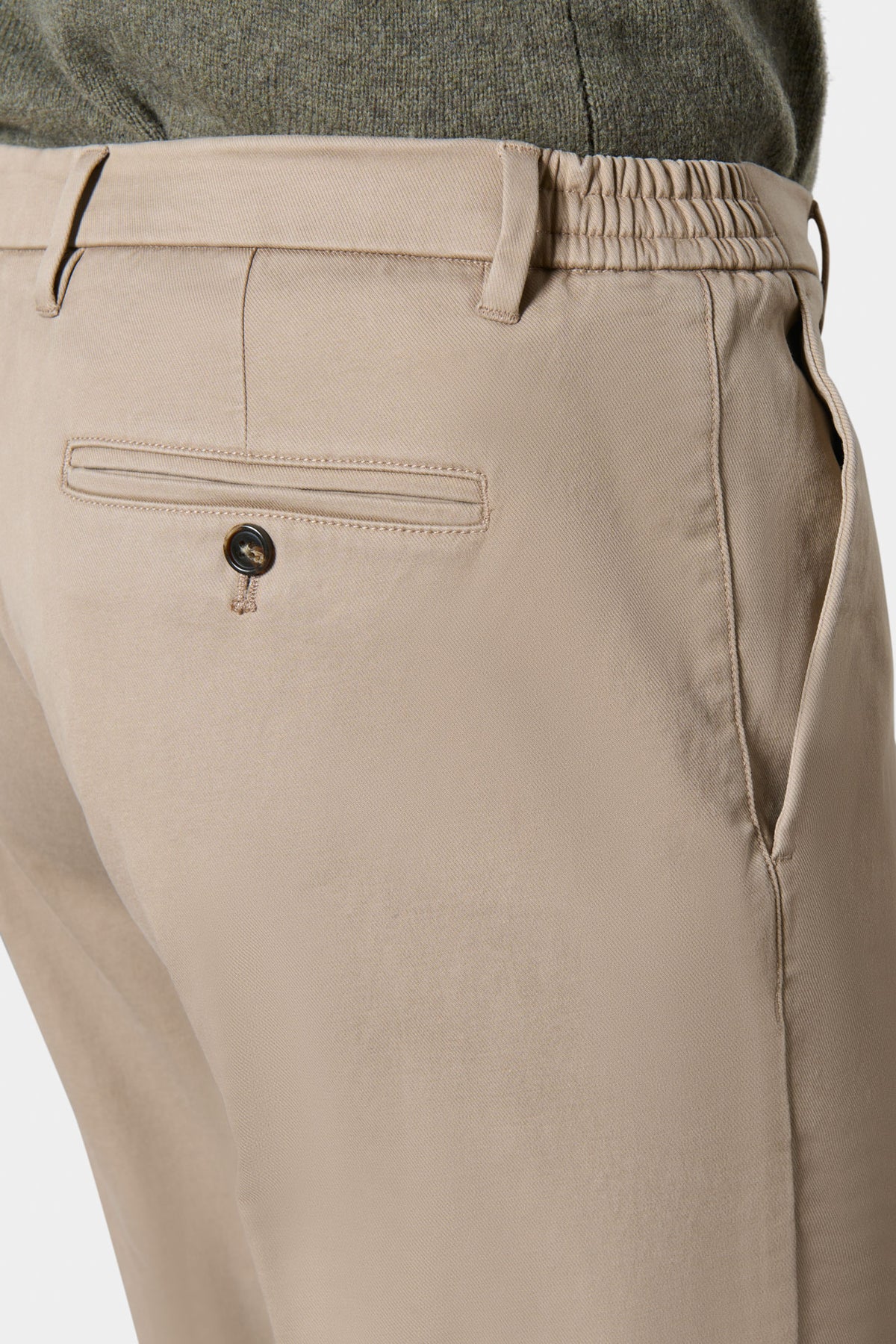 Pantalon à pinces beige Jerem — détail de la taille semi-élastiquée et de la poche passepoilée