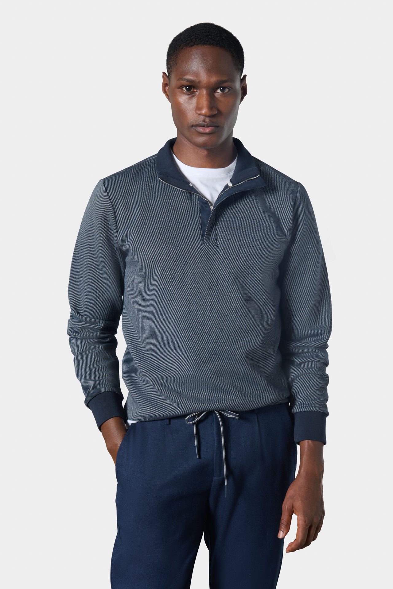 Pantalón de pinzas de sarga con cordón ajustable