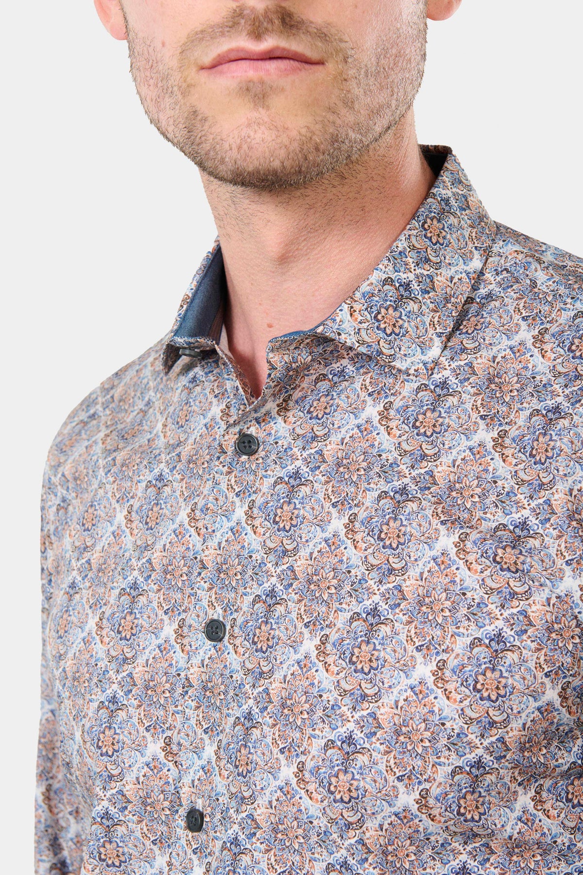 Camisa cómoda de popelina de algodón con estampado floral de Jerem, corte cómodo, cuello clásico