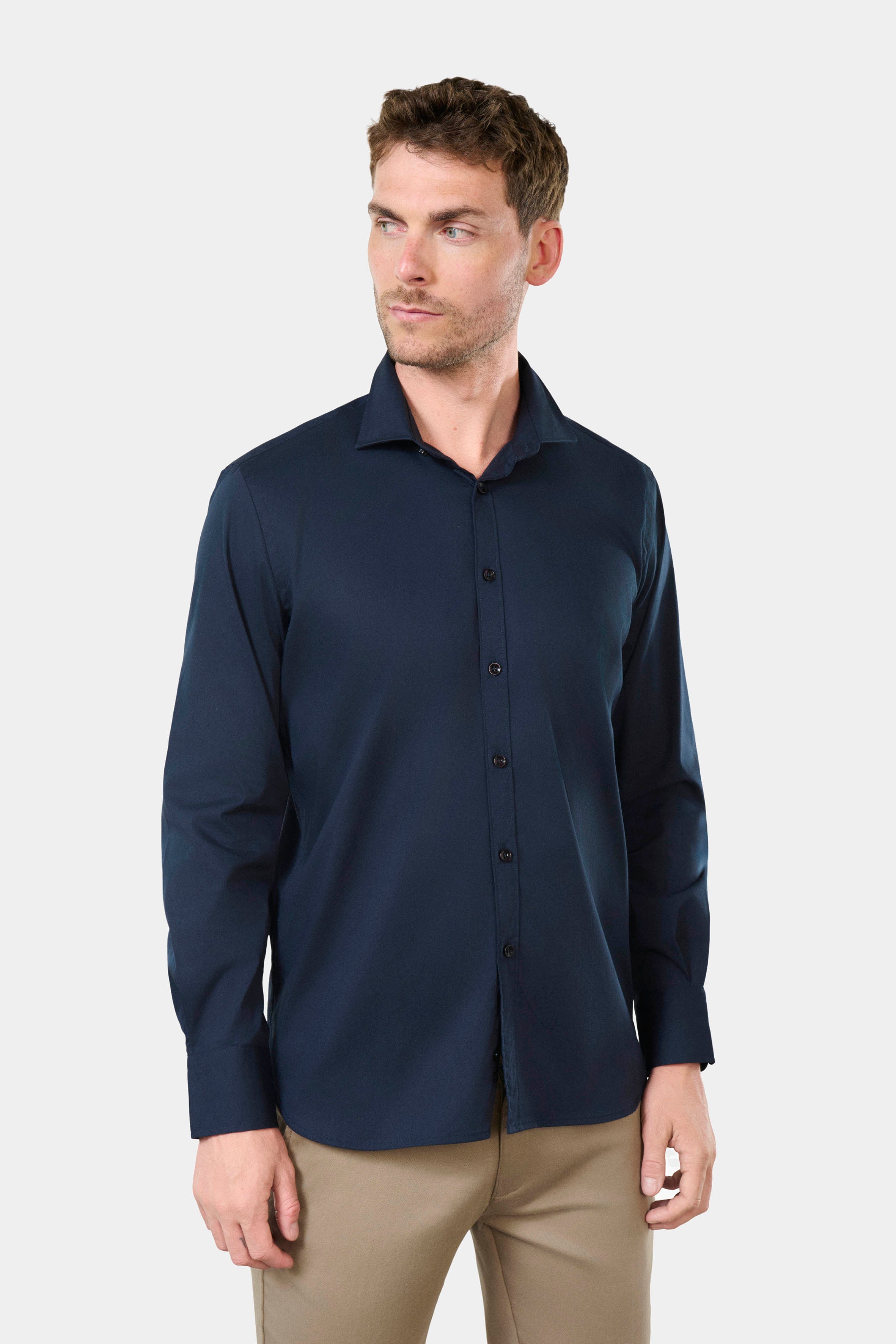 Camisa de popelina elástica con cuello semiitaliano y corte cómodo de Jerem, cuello semiitaliano, corte cómodo