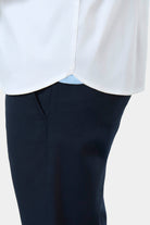 ligne toofashion 
 chemise en satin stretch 
 slim fit - coupe cintrée avec pinces au dos 
 petit col semi-italien avec baleine amovible 
 poignets carrés à un bouton 
 patte...