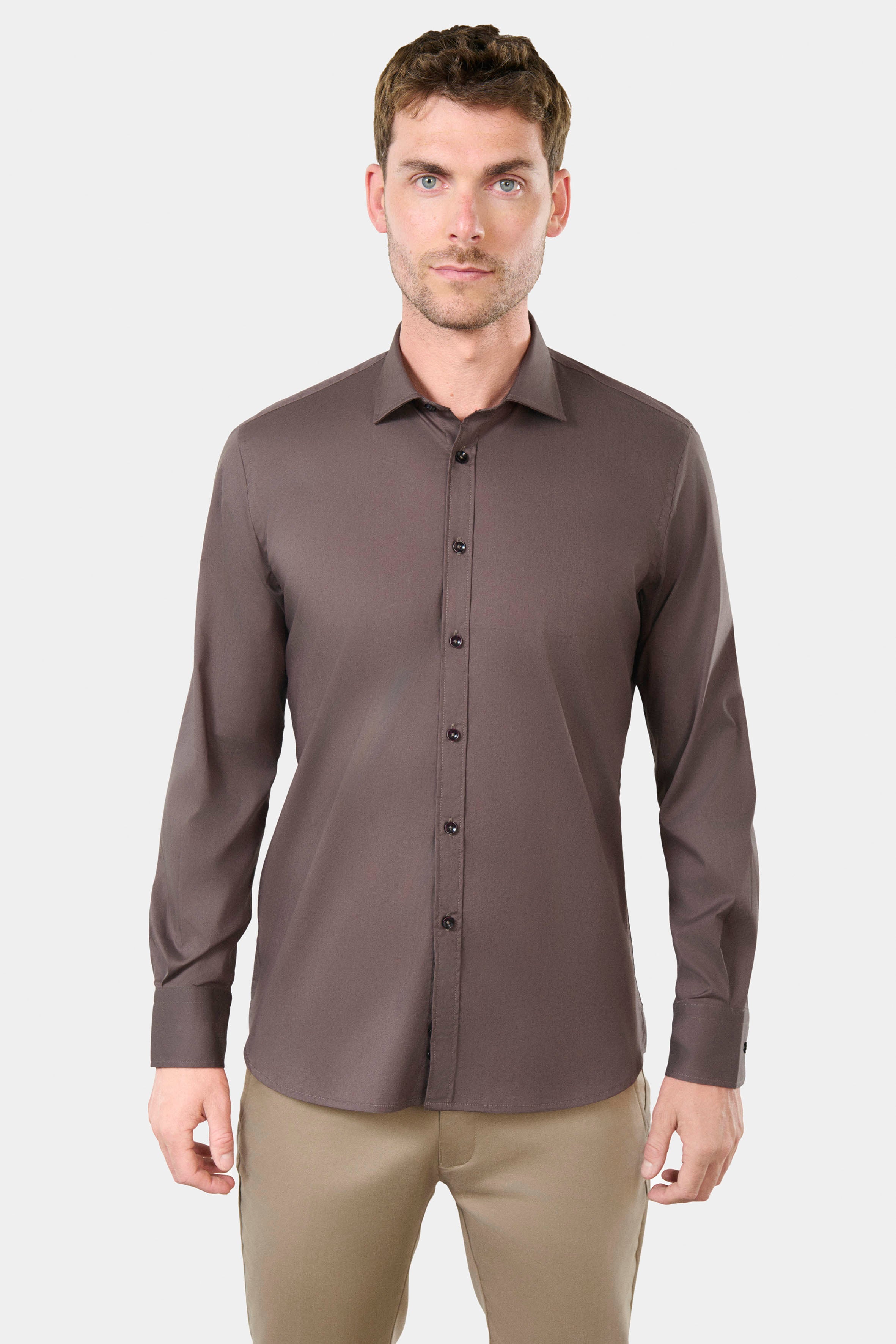 Popelina elástica con cuello semiitaliano y corte cómodo — Camisa Jerem, cuello semiitaliano, corte cómodo