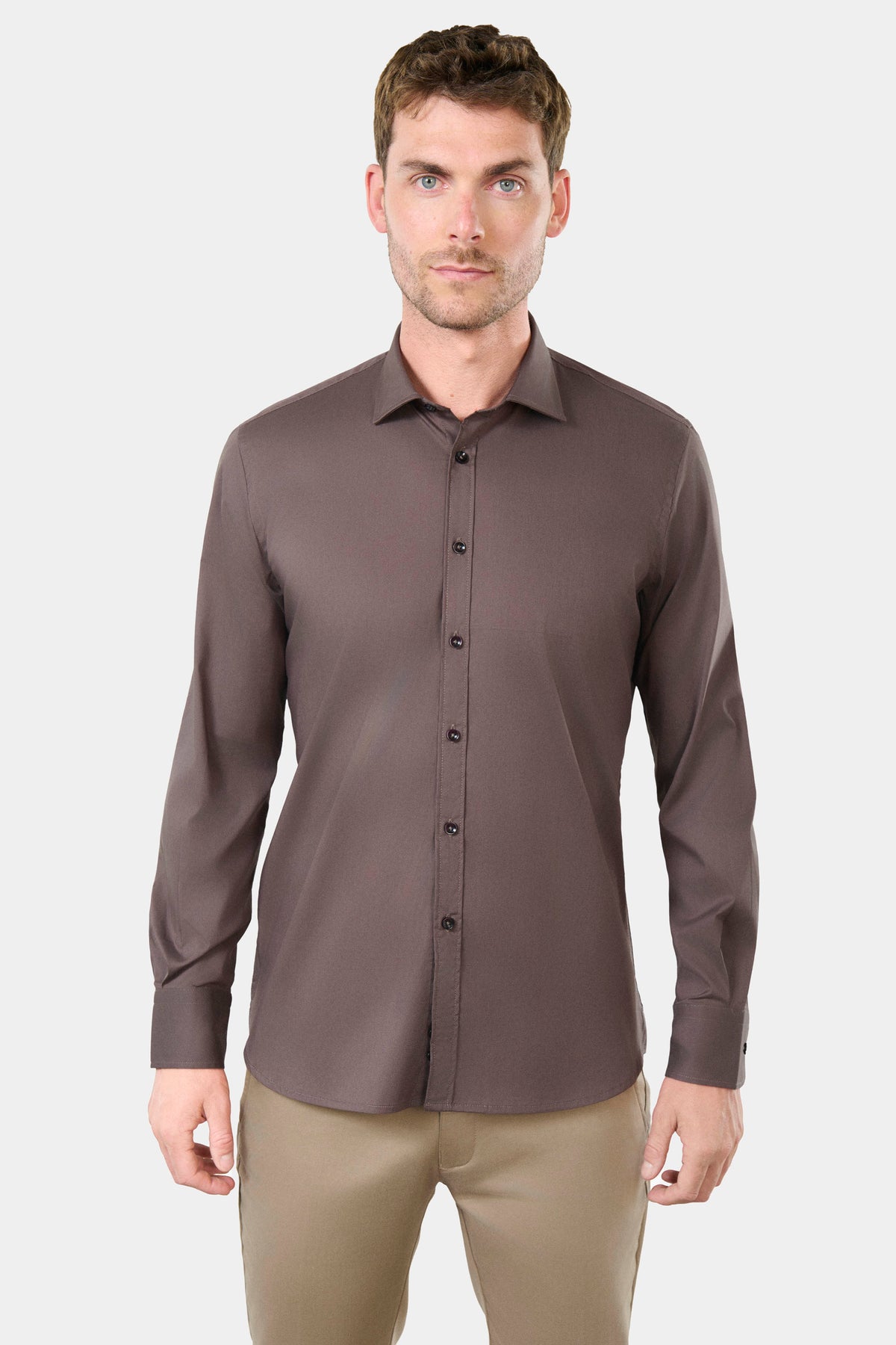 Popelina elástica con cuello semiitaliano y corte cómodo — Camisa Jerem, cuello semiitaliano, corte cómodo