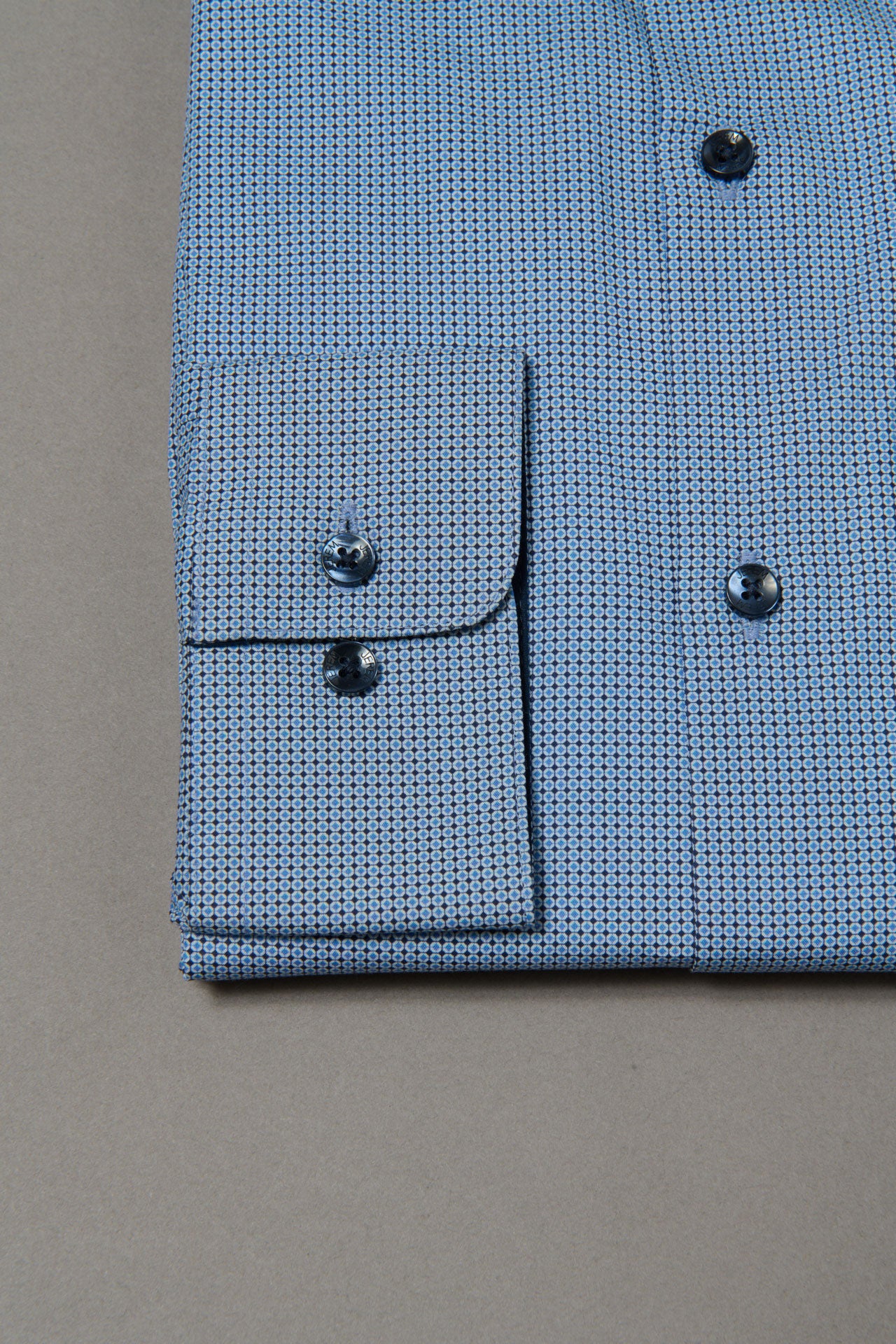 Popeline de coton motif géométrique coupe ajustée — Chemise Jerem, col semi-italien, coupe ajustée