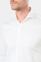 ligne jerem black   coupe ajustée avec pinces au dos   col classique avec baleine amovible   poignets arrondis ajustables à deux boutons