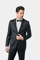 ligne jerem black 
 la taille s’ajuste parfaitement grâce à sa patte de réglage 
 tissu pur lin chiné 
 simple boutonnage 
 poches passepoilées décoratives 
 entièrement doub...