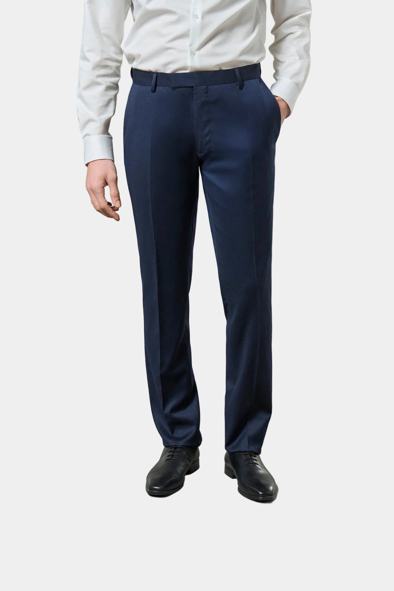 ligne jerem black 
 la taille s’ajuste parfaitement grâce à sa patte de réglage 
 tissu pur lin chiné 
 simple boutonnage 
 poches passepoilées décoratives 
 entièrement doub...