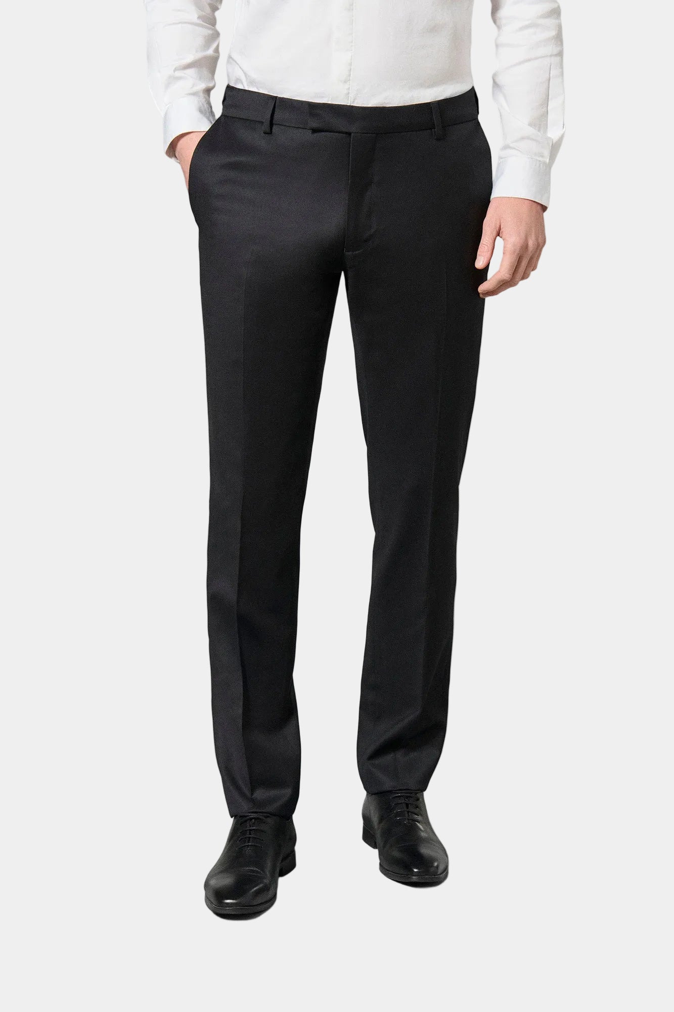 ligne jerem black 
 la taille s’ajuste parfaitement grâce à sa patte de réglage 
 tissu pur lin chiné 
 simple boutonnage 
 poches passepoilées décoratives 
 entièrement doub...