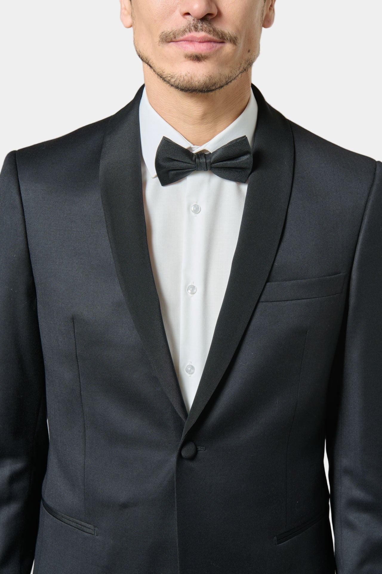 ligne jerem black 
 la taille s’ajuste parfaitement grâce à sa patte de réglage 
 tissu pur lin chiné 
 simple boutonnage 
 poches passepoilées décoratives 
 entièrement doub...