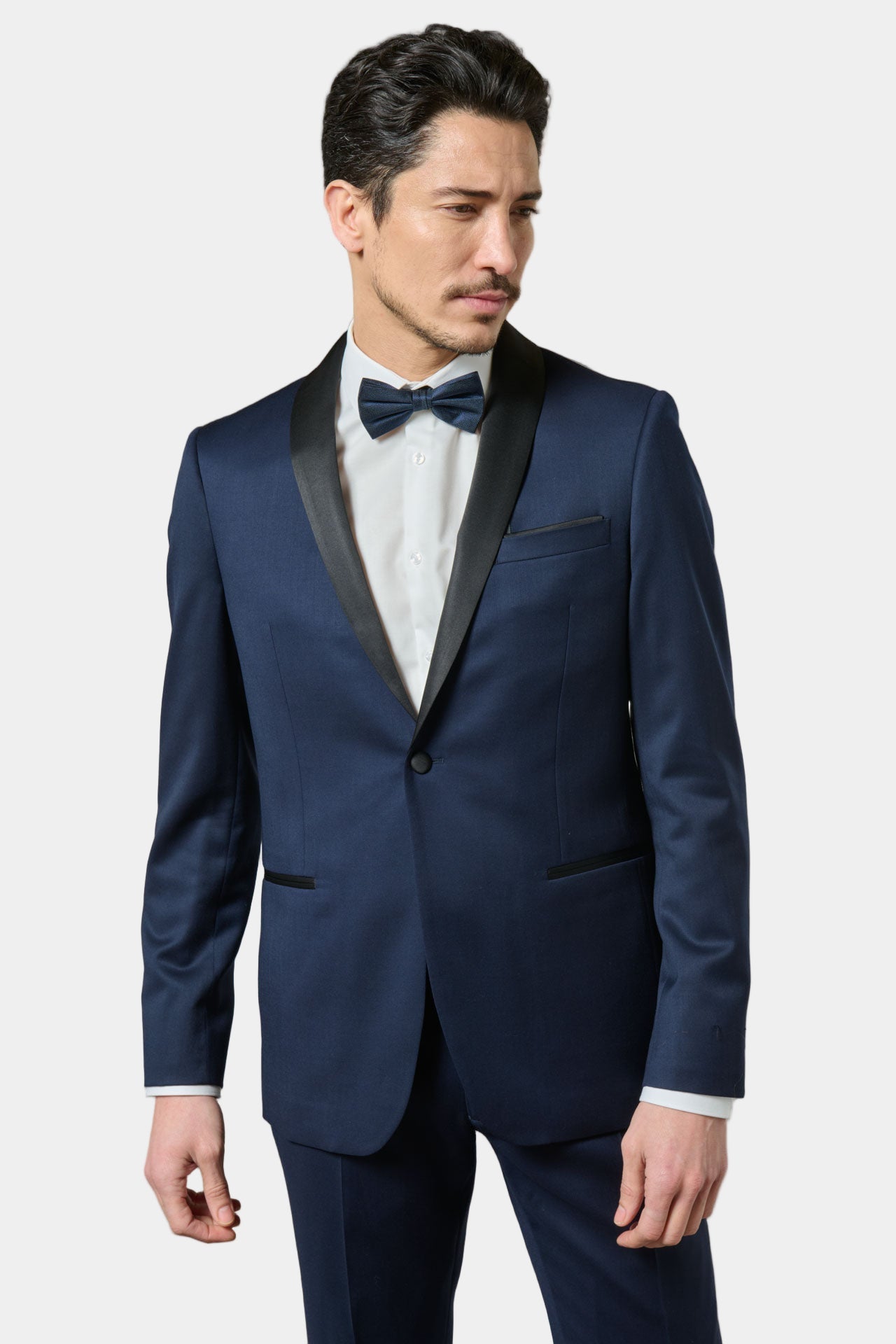 ligne jerem black 
 la taille s’ajuste parfaitement grâce à sa patte de réglage 
 tissu pur lin chiné 
 simple boutonnage 
 poches passepoilées décoratives 
 entièrement doub...