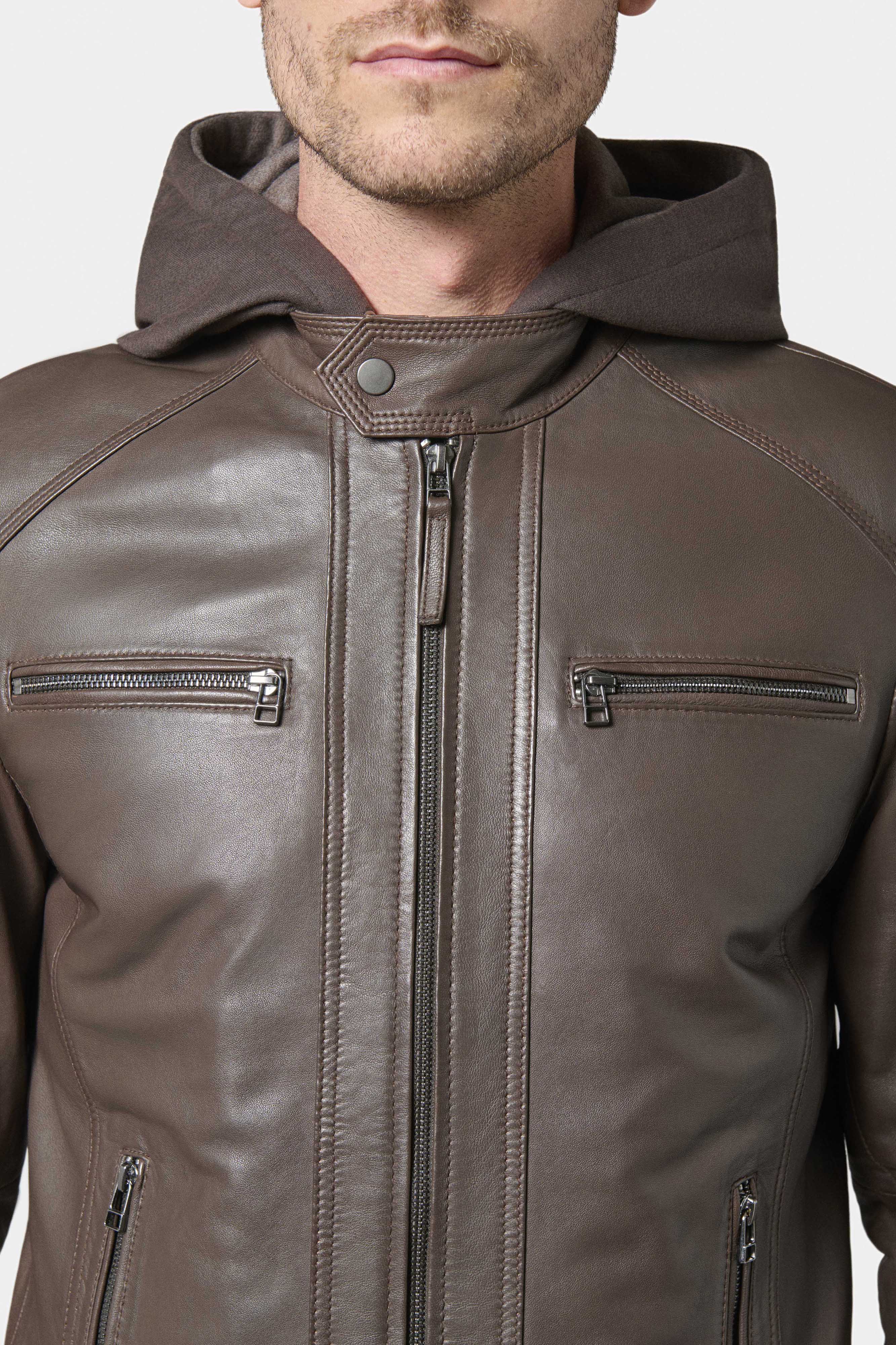 ligne jerem casual 
 notre blouson en cuir de jerem casual est le blouson iconique de notre collection de cuirs. 
 reconnaissable avec son col esprit motard et ses découpes a...
