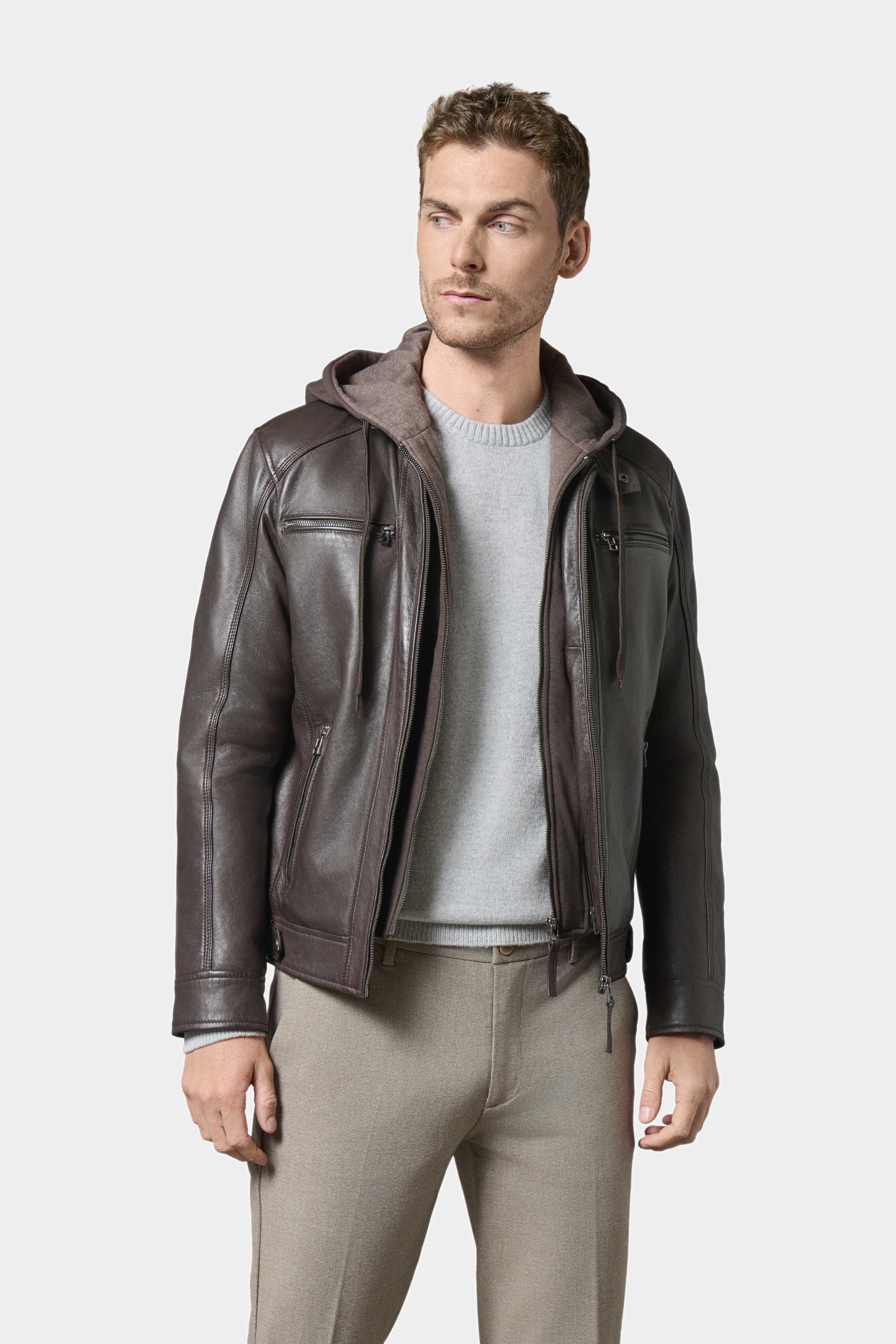 ligne jerem casual 
 notre blouson en cuir de jerem casual est le blouson iconique de notre collection de cuirs. 
 reconnaissable avec son col esprit motard et ses découpes a...