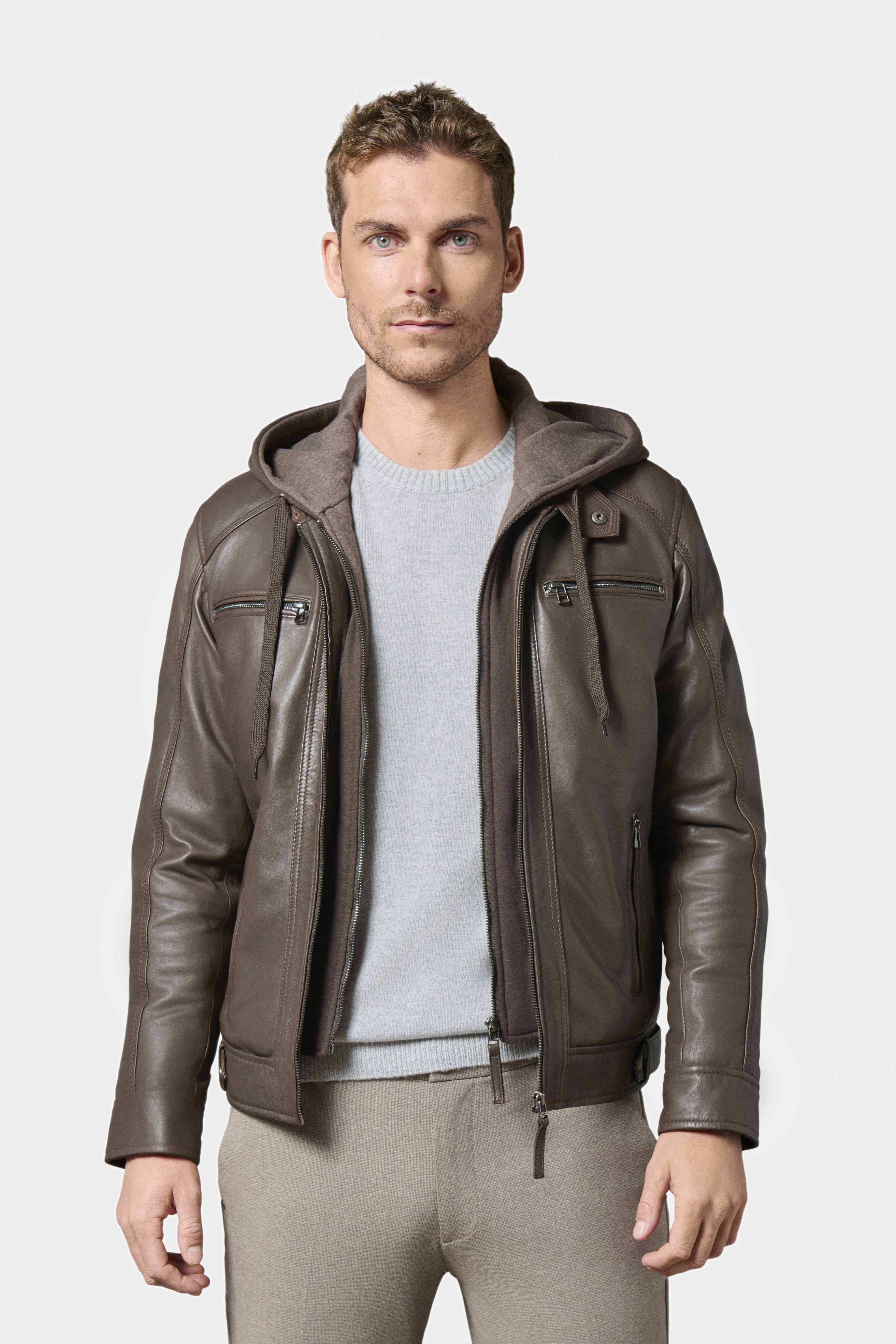 ligne jerem casual 
 notre blouson en cuir de jerem casual est le blouson iconique de notre collection de cuirs. 
 reconnaissable avec son col esprit motard et ses découpes a...