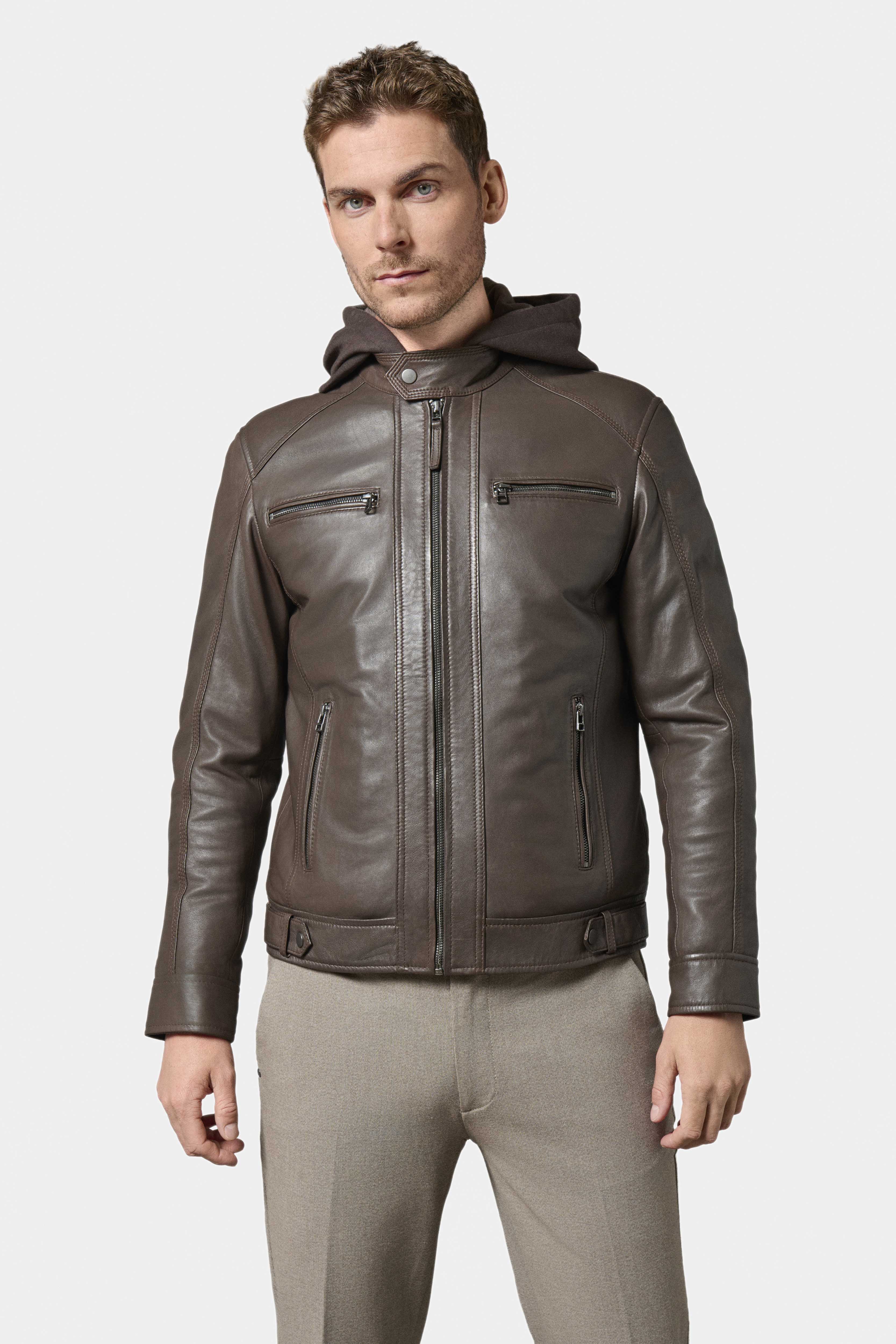 ligne jerem casual 
 notre blouson en cuir de jerem casual est le blouson iconique de notre collection de cuirs. 
 reconnaissable avec son col esprit motard et ses découpes a...