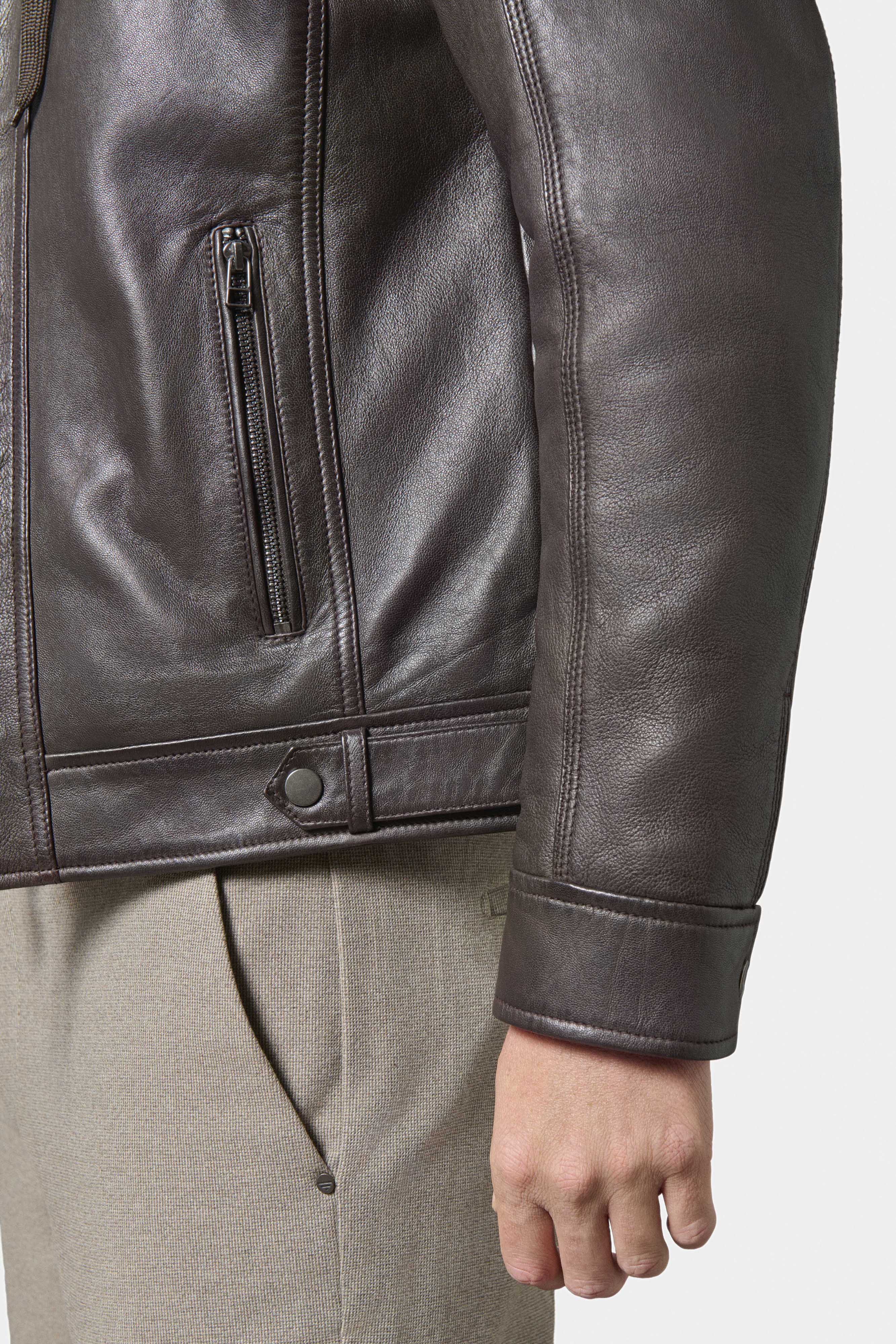 ligne jerem casual 
 notre blouson en cuir de jerem casual est le blouson iconique de notre collection de cuirs. 
 reconnaissable avec son col esprit motard et ses découpes a...