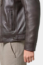 ligne jerem casual 
 notre blouson en cuir de jerem casual est le blouson iconique de notre collection de cuirs. 
 reconnaissable avec son col esprit motard et ses découpes a...