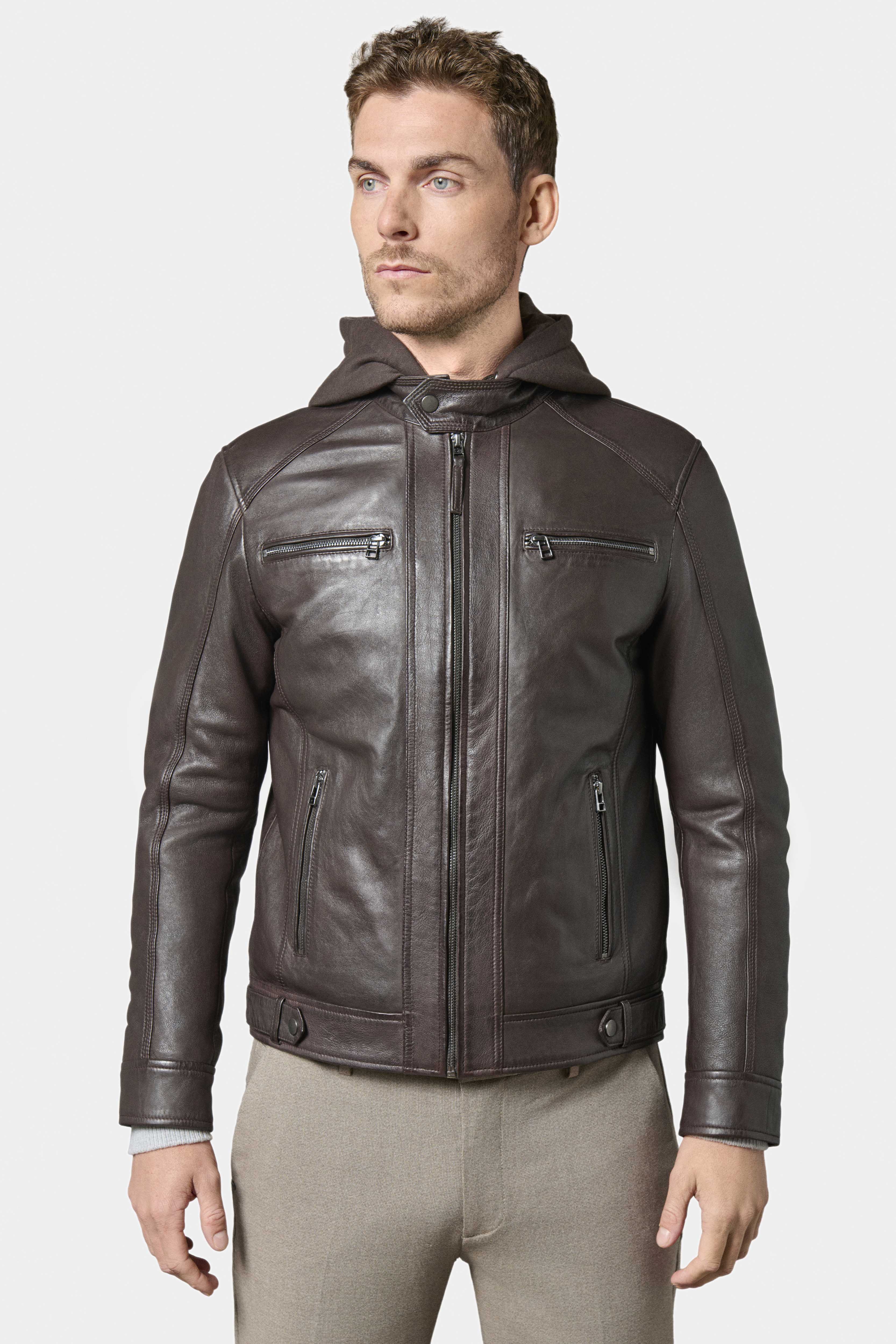 ligne jerem casual 
 notre blouson en cuir de jerem casual est le blouson iconique de notre collection de cuirs. 
 reconnaissable avec son col esprit motard et ses découpes a...