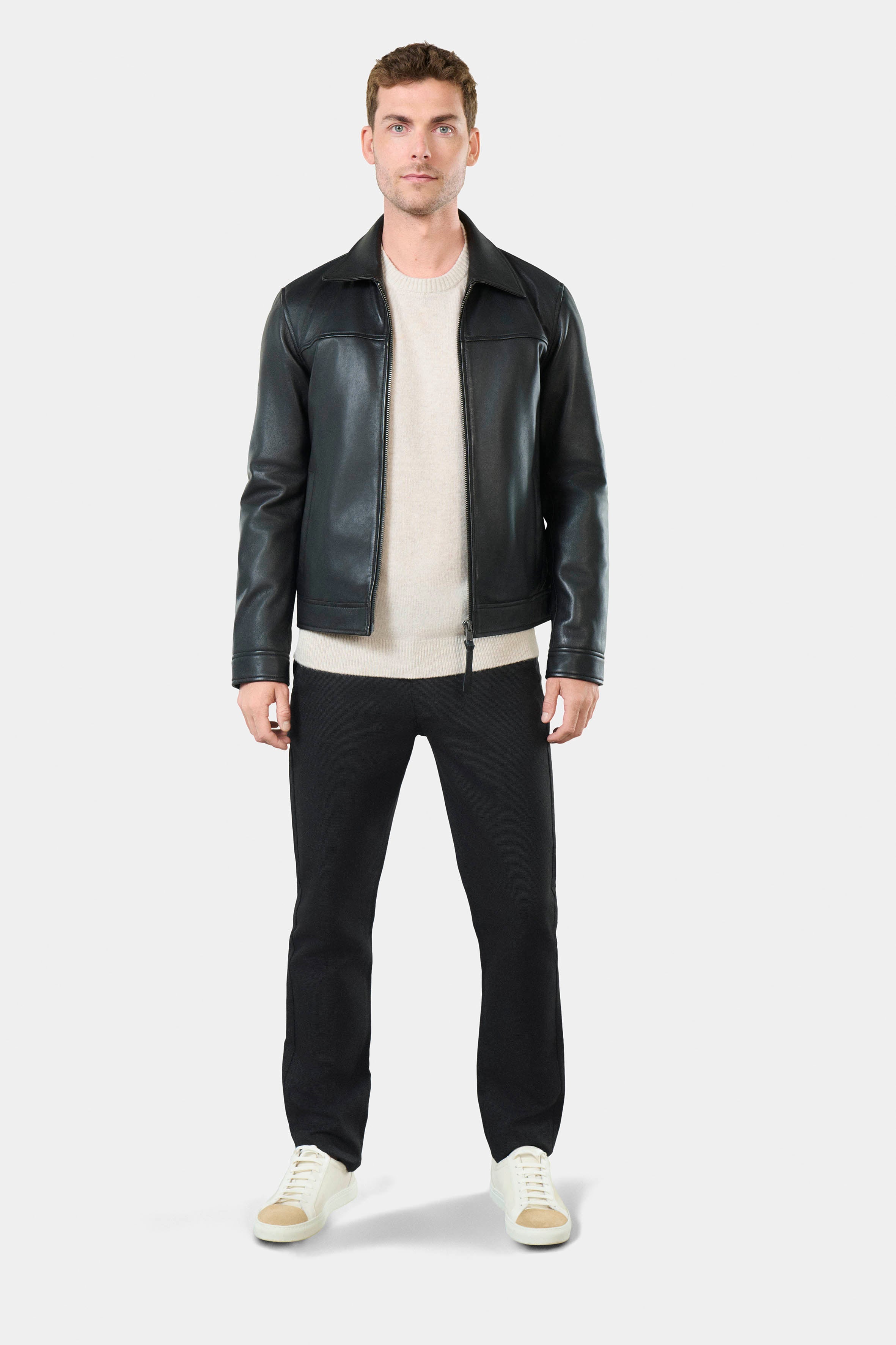 ligne jerem casual 
 ce blouson aviateur en cuir est l’essentiel de la ligne jerem casual pour un look à la fois élégant et décontracté. confectionné en cuir de mouton, il es...