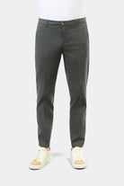 ligne jerem black 
 coupe droite et légèrement ajustée 
 piqué stretch bicolore texturé 
 hausse de ceinture stretch 
 fermeture éclair 
 poches italiennes surpiquées à l’ava...