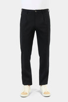 ligne toofashion 
 coupe fuselée à pince 
 maille stretch pour un maximum de confort 
 hausse de ceinture sartoriale 
 fermeture éclair 
 poches italiennes à l’avant 
 poches...