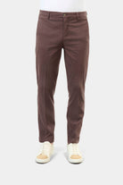 ligne jerem black 
 coupe droite et légèrement ajustée 
 piqué stretch bicolore texturé 
 hausse de ceinture stretch 
 fermeture éclair 
 poches italiennes surpiquées à l’ava...