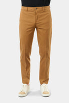 ligne jerem black 
 coupe droite et légèrement ajustée 
 piqué stretch bicolore texturé 
 hausse de ceinture stretch 
 fermeture éclair 
 poches italiennes surpiquées à l’ava...